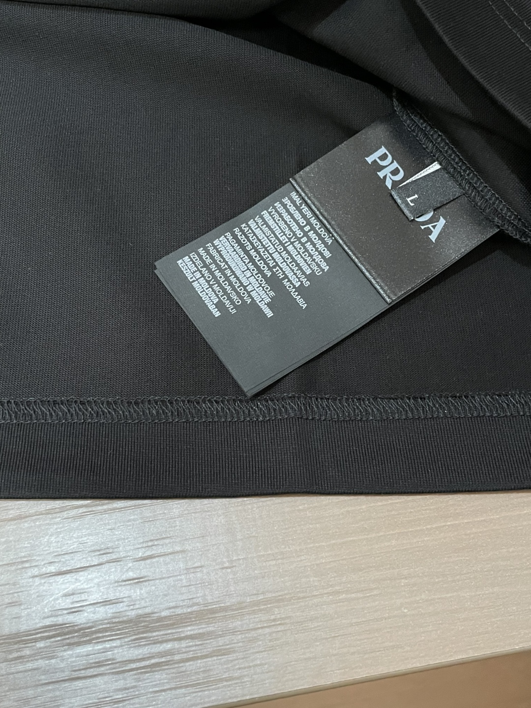 Prad 2026春夏新款首发专柜最新款短袖圆领T恤 高端订制 设计前卫时尚！品牌logo重工艺设计 高