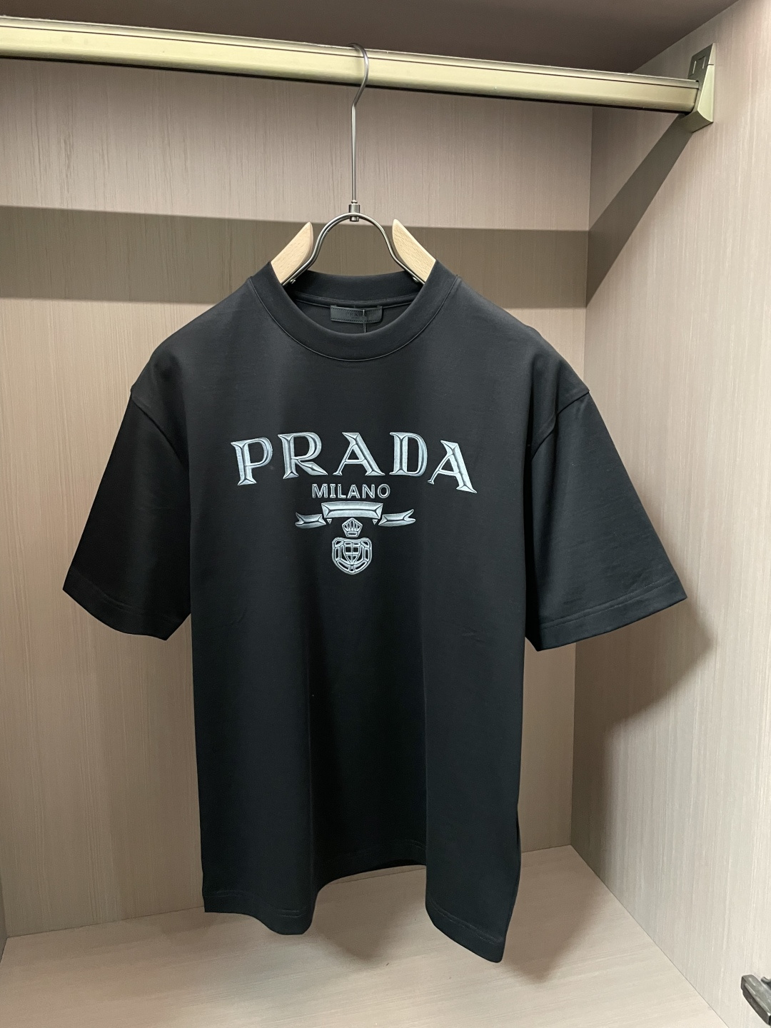 Prad 2026春夏新款首发专柜最新款短袖圆领T恤 高端订制 设计前卫时尚！品牌logo重工艺设计 高
