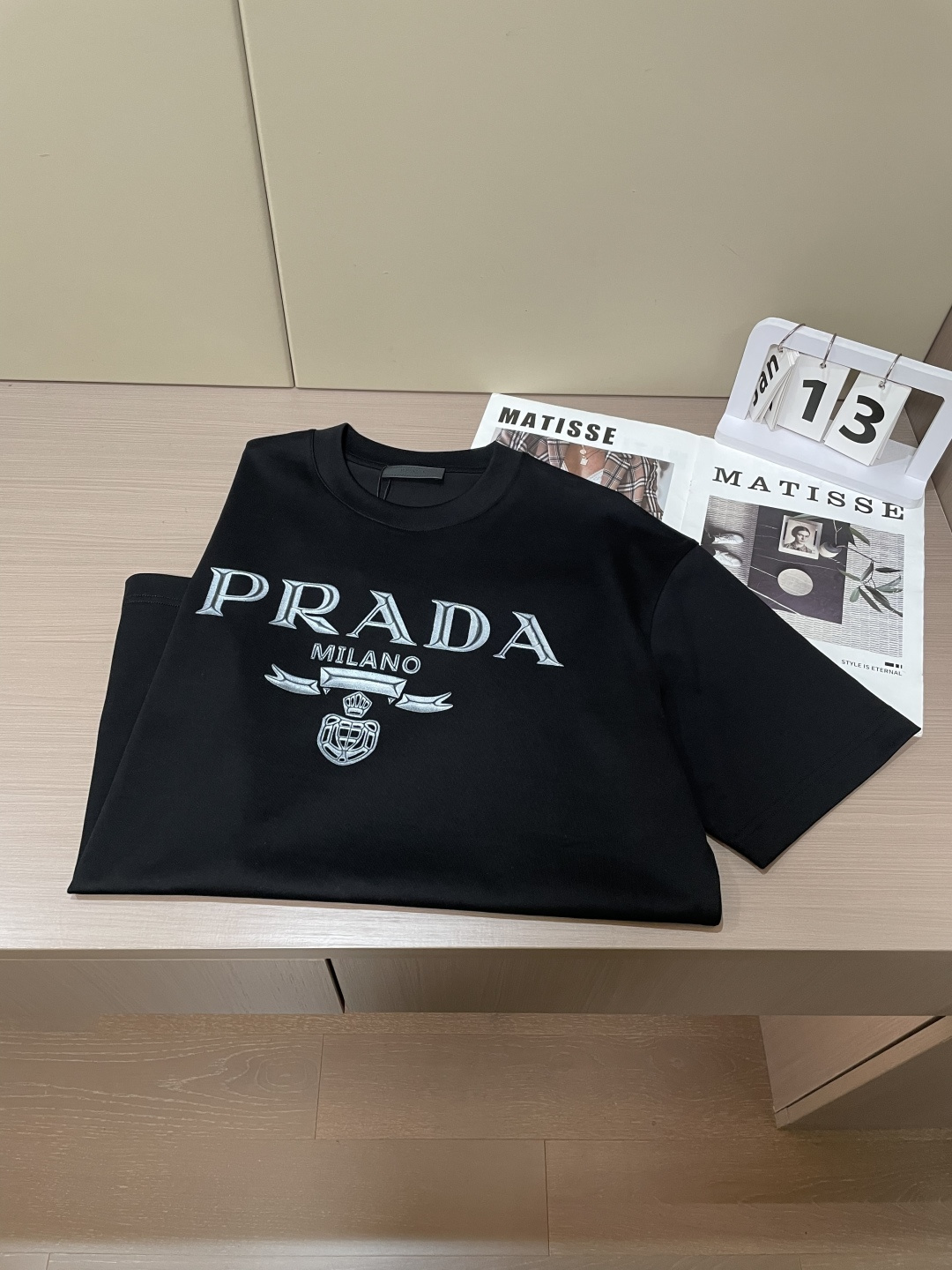 Prad 2026春夏新款首发专柜最新款短袖圆领T恤 高端订制 设计前卫时尚！品牌logo重工艺设计 高