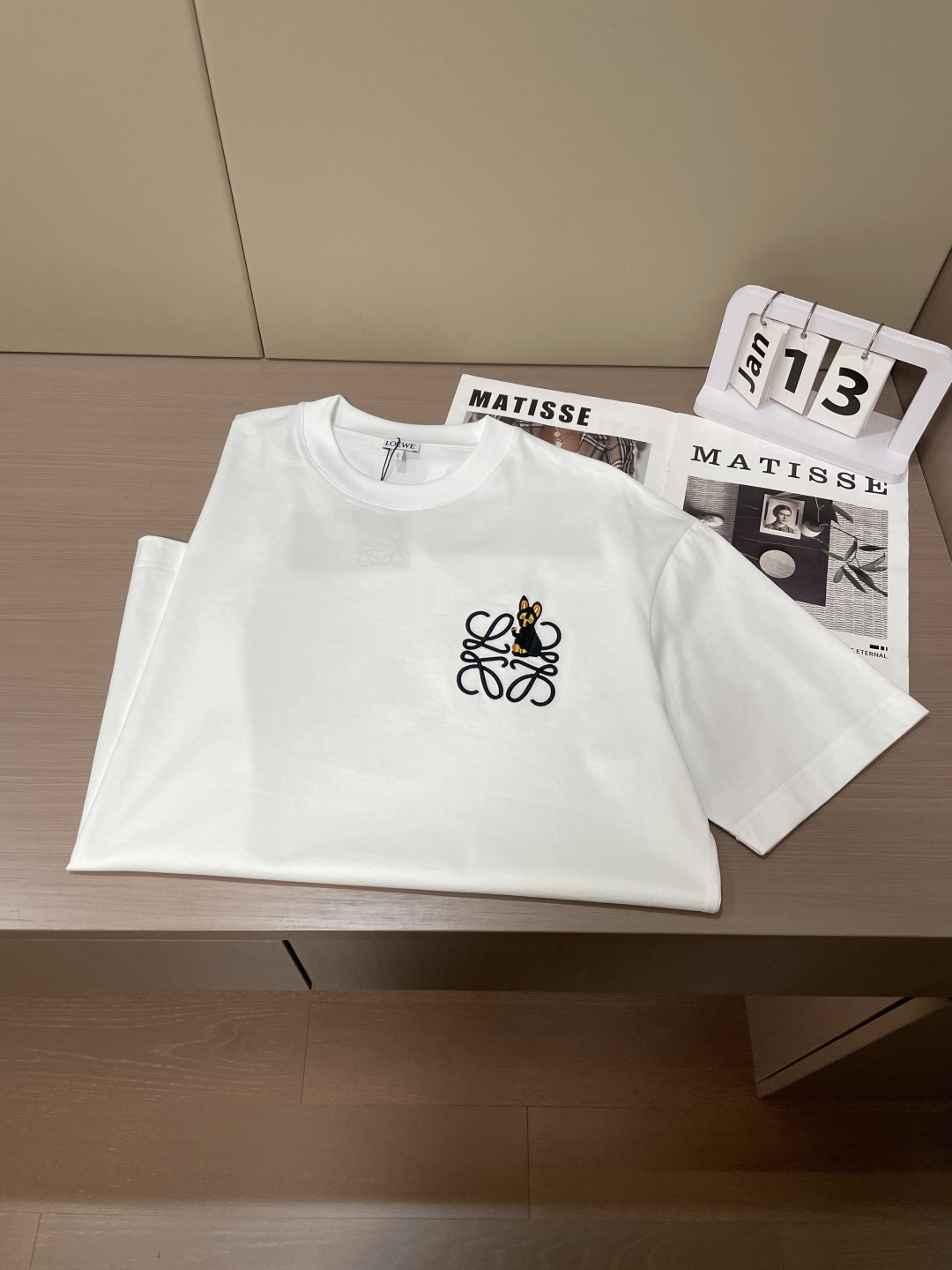 Loewe 2026春夏新款首发专柜最新款短袖圆领T恤 高端订制 设计前卫时尚！品牌logo重工艺设计 