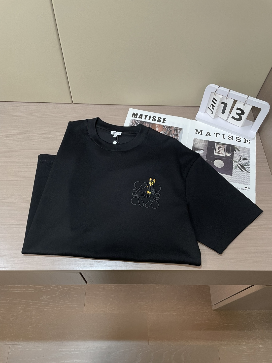 Loewe 2026春夏新款首发专柜最新款短袖圆领T恤 高端订制 设计前卫时尚！品牌logo重工艺设计 