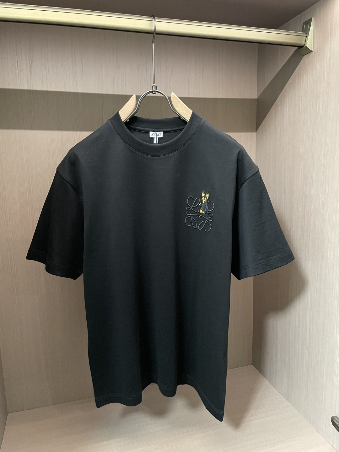 Loewe 2026春夏新款首发专柜最新款短袖圆领T恤 高端订制 设计前卫时尚！品牌logo重工艺设计 