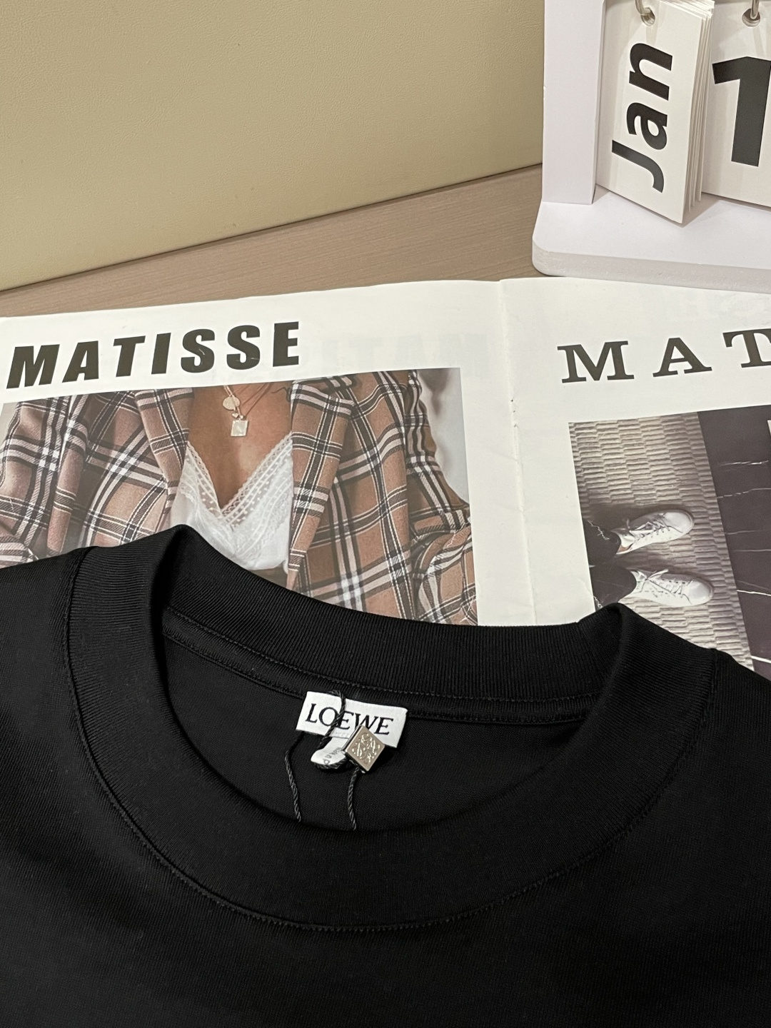 Loewe 2026春夏新款首发专柜最新款短袖圆领T恤 高端订制 设计前卫时尚！品牌logo重工艺设计 