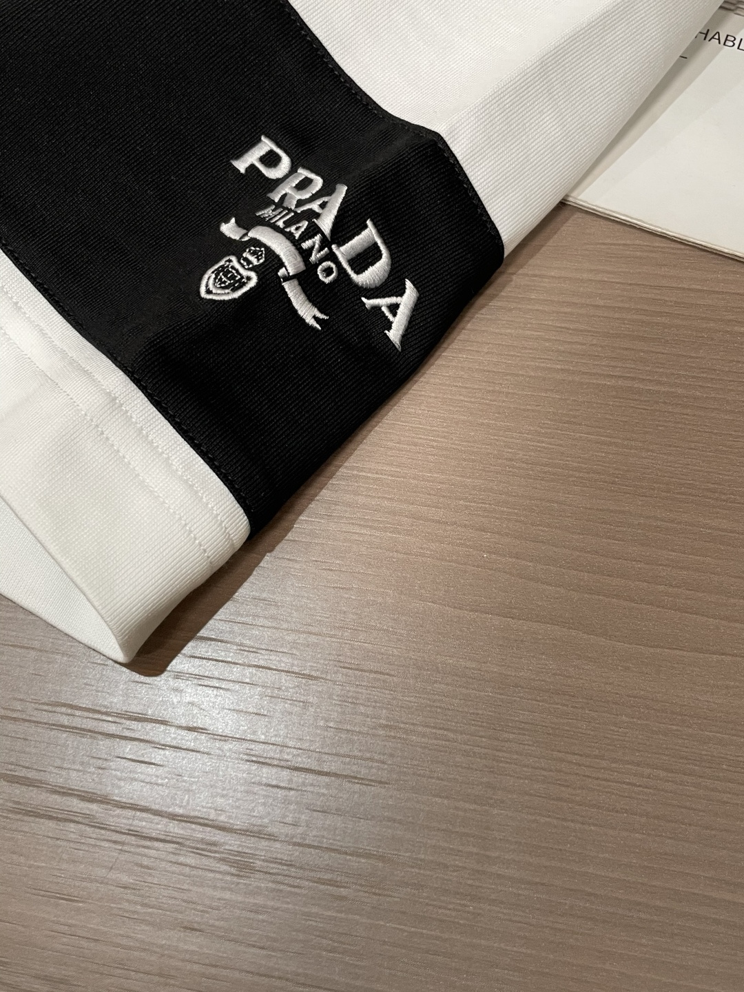 Prad 2026春夏新款首发专柜最新款短袖圆领T恤 高端订制 设计前卫时尚！品牌logo重工艺设计 高