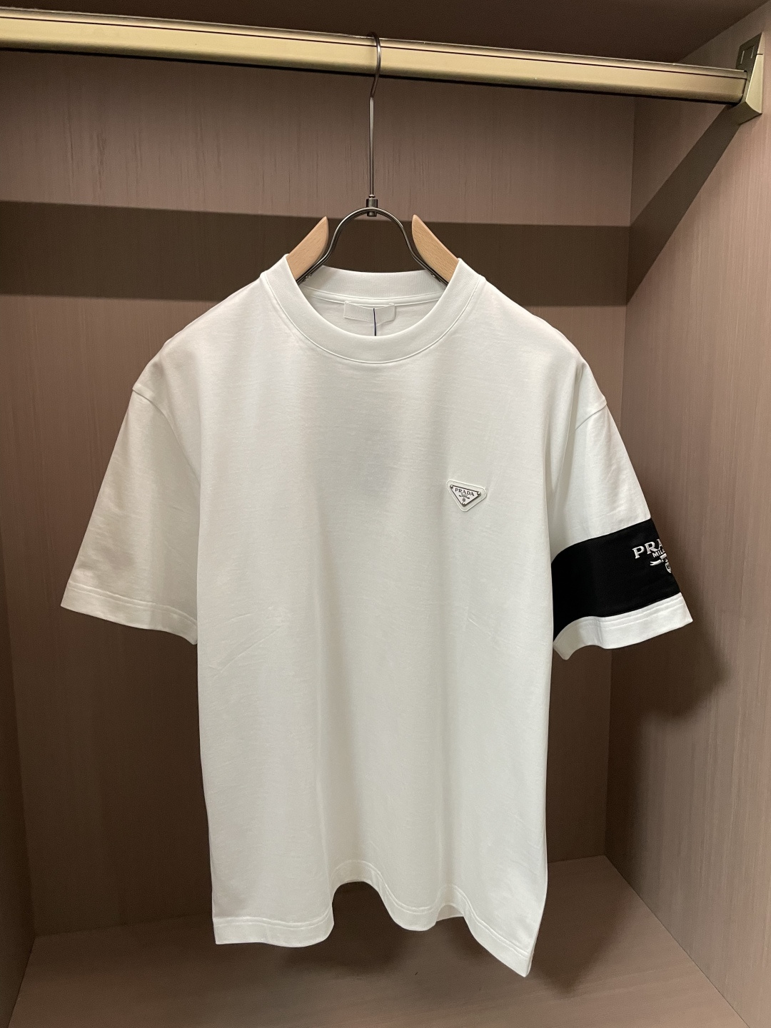 Prad 2026春夏新款首发专柜最新款短袖圆领T恤 高端订制 设计前卫时尚！品牌logo重工艺设计 高