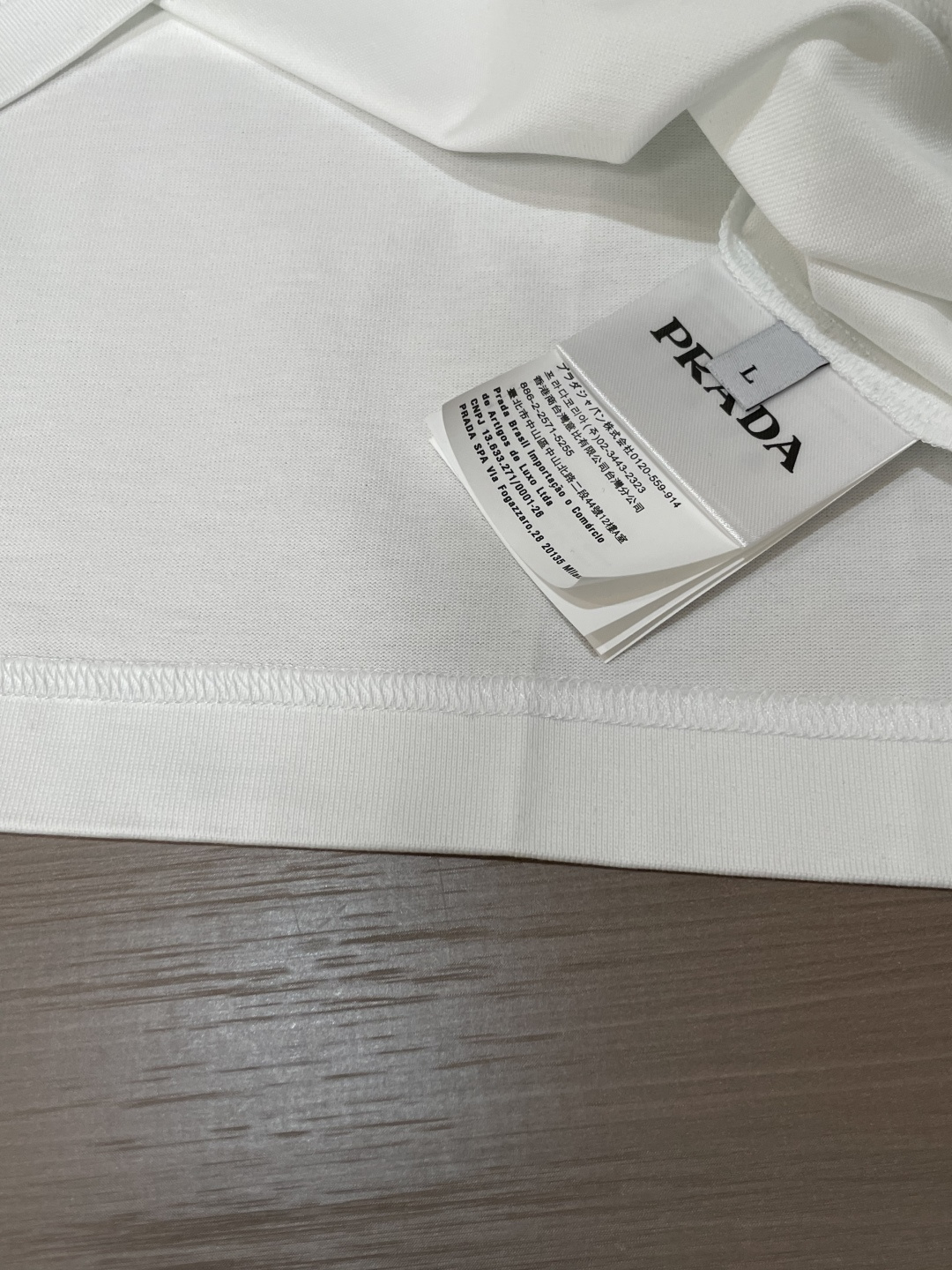 Prad 2026春夏新款首发专柜最新款短袖圆领T恤 高端订制 设计前卫时尚！品牌logo重工艺设计 高