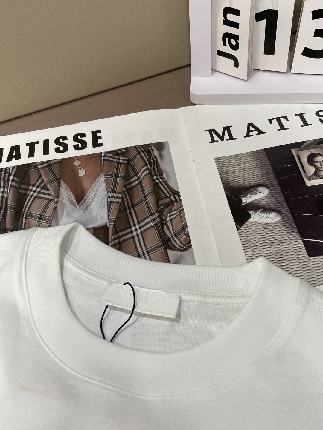 Prad 2026春夏新款首发专柜最新款短袖圆领T恤 高端订制 设计前卫时尚！品牌logo重工艺设计 高