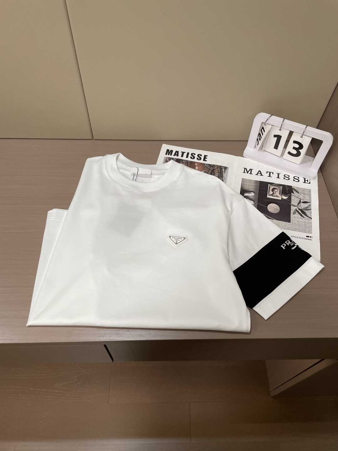Prad 2026春夏新款首发专柜最新款短袖圆领T恤 高端订制 设计前卫时尚！品牌logo重工艺设计 高