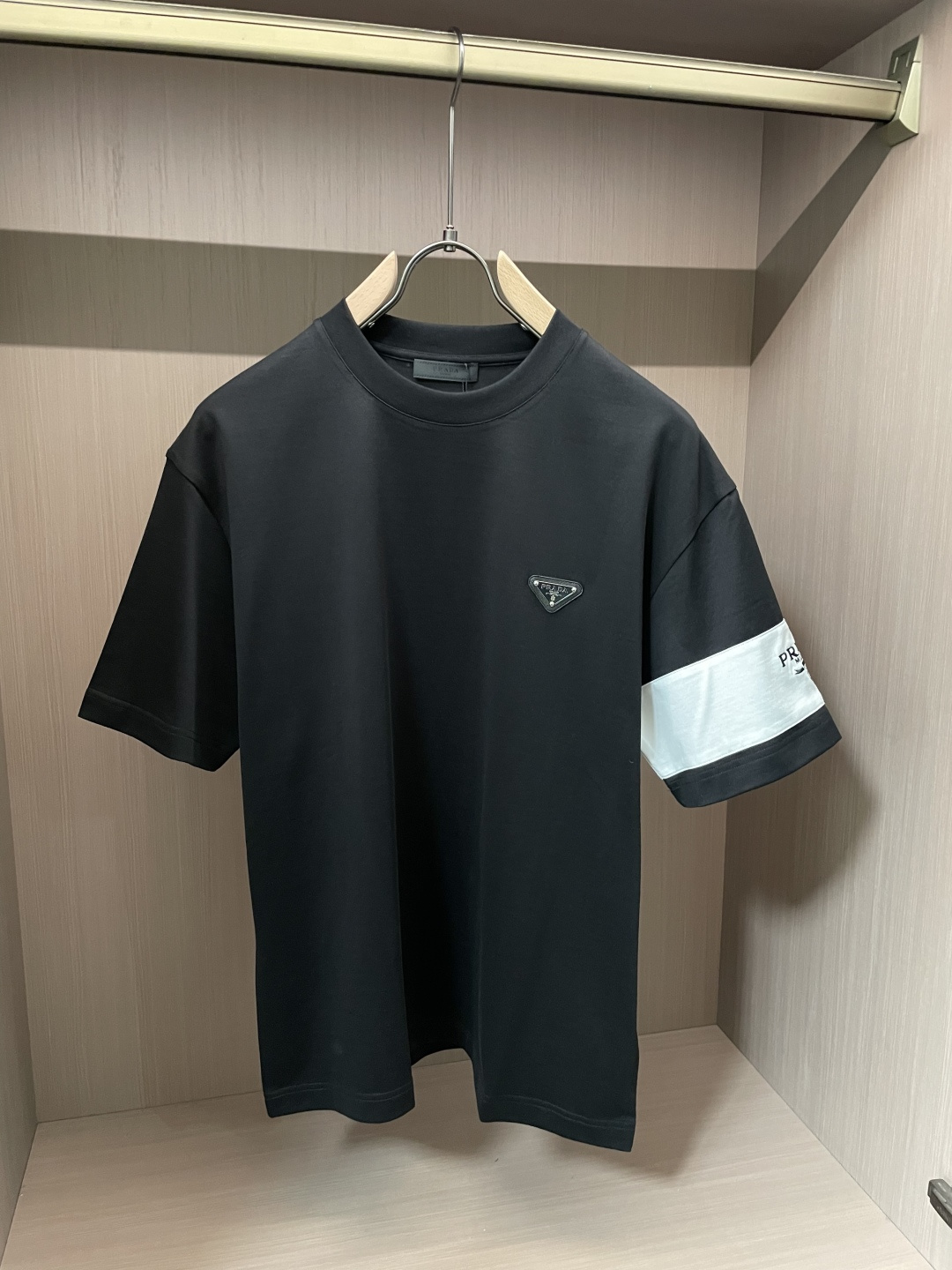 Prad 2026春夏新款首发专柜最新款短袖圆领T恤 高端订制 设计前卫时尚！品牌logo重工艺设计 高