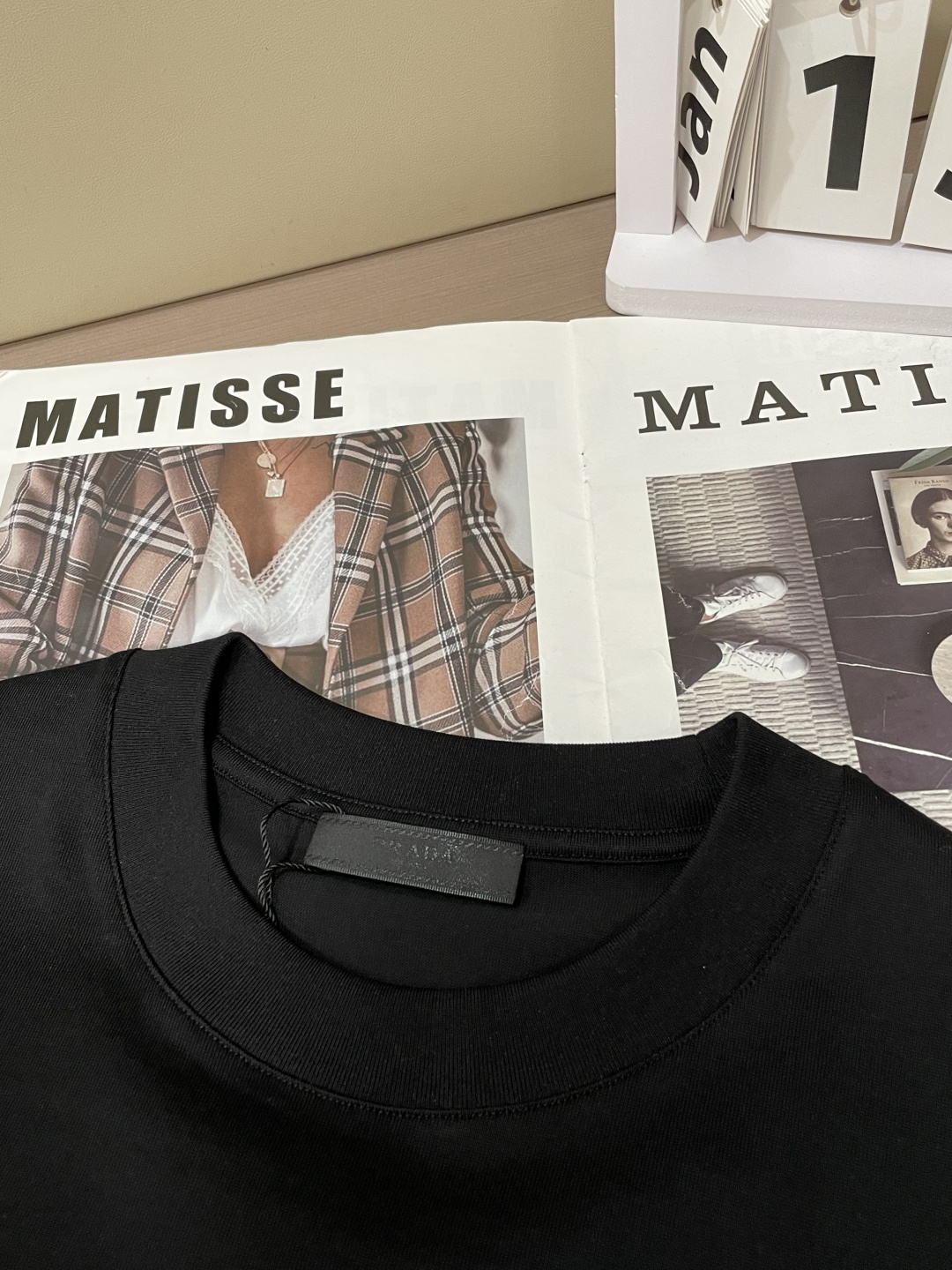 Prad 2026春夏新款首发专柜最新款短袖圆领T恤 高端订制 设计前卫时尚！品牌logo重工艺设计 高