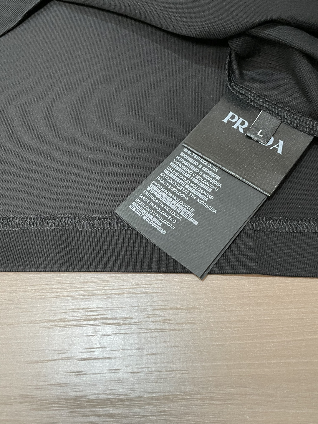 Prad 2026春夏新款首发专柜最新款短袖圆领T恤 高端订制 设计前卫时尚！品牌logo重工艺设计 高