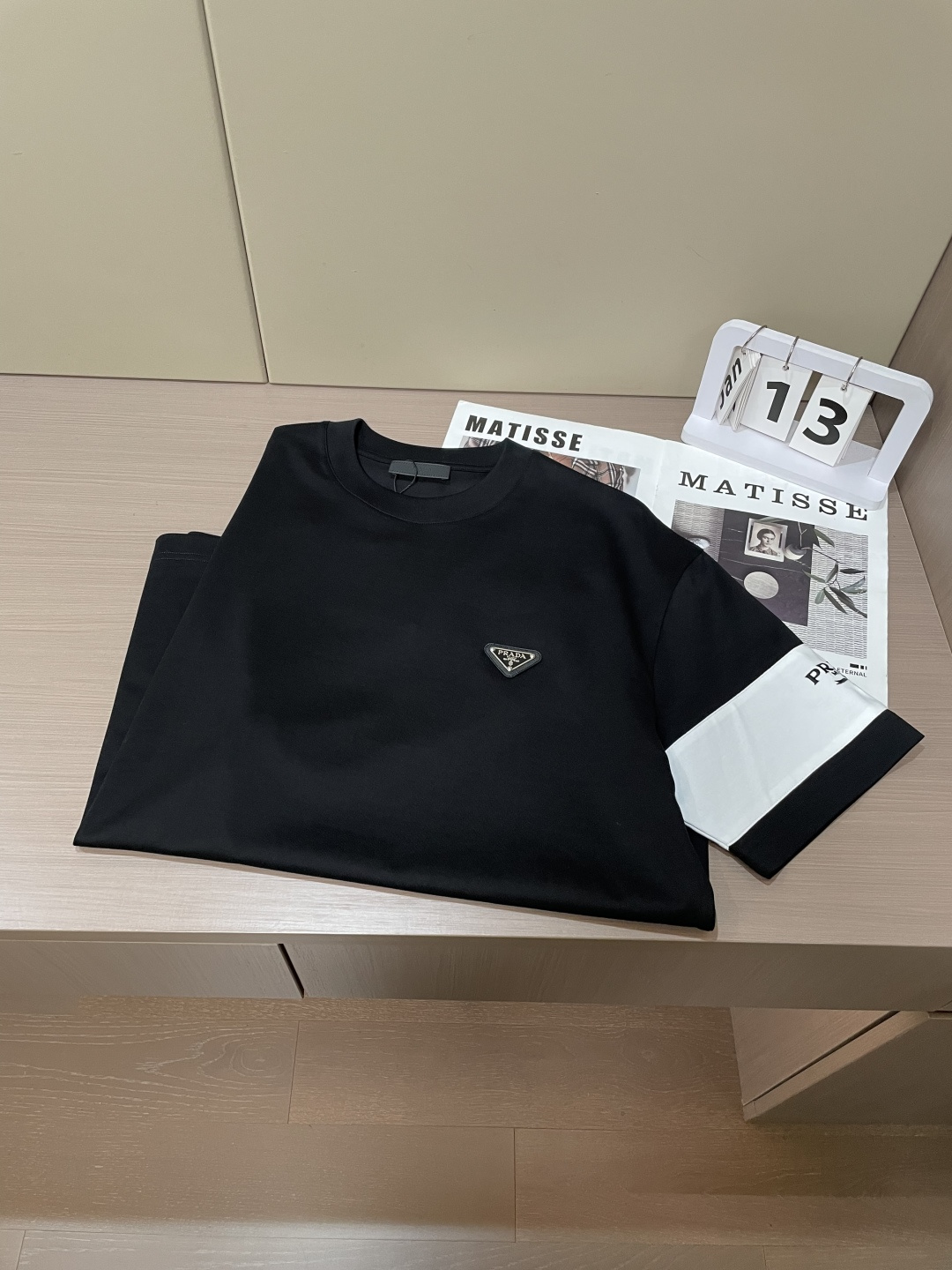 Prad 2026春夏新款首发专柜最新款短袖圆领T恤 高端订制 设计前卫时尚！品牌logo重工艺设计 高
