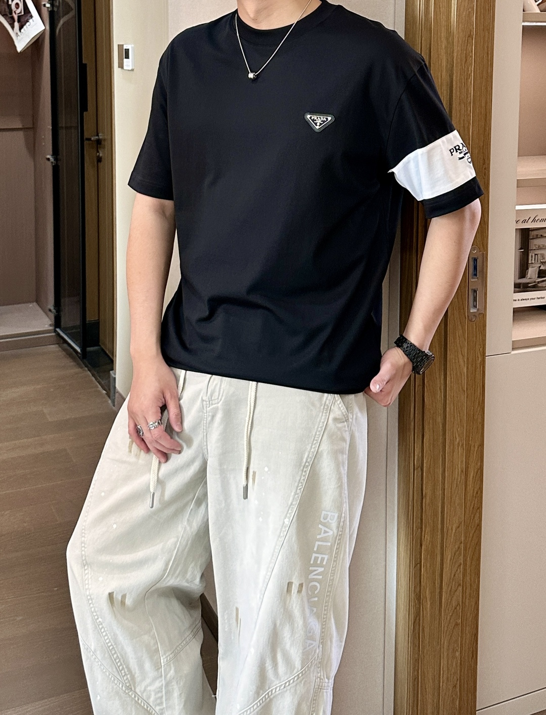 Prad 2026春夏新款首发专柜最新款短袖圆领T恤 高端订制 设计前卫时尚！品牌logo重工艺设计 高