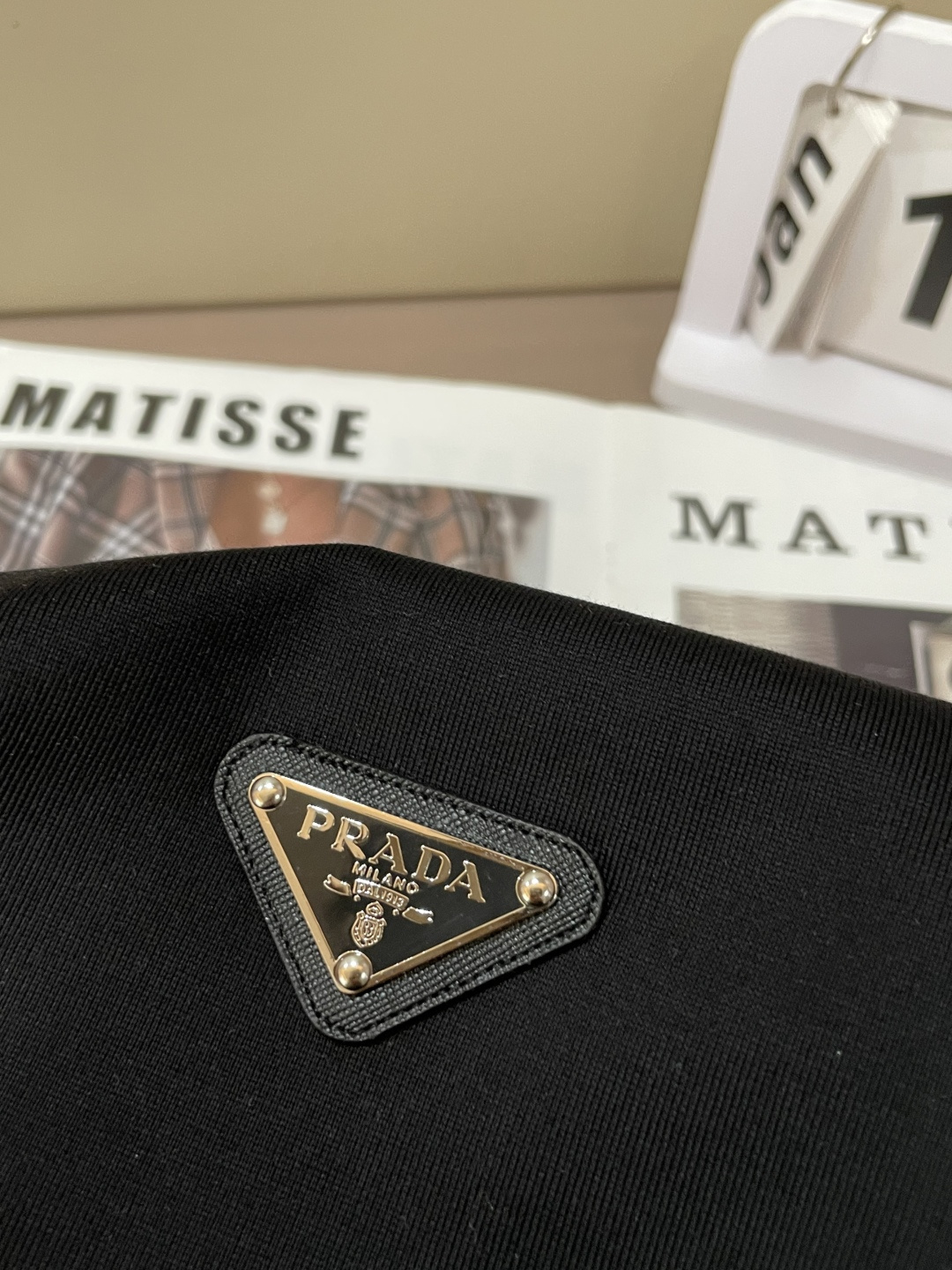 Prad 2026春夏新款首发专柜最新款短袖圆领T恤 高端订制 设计前卫时尚！品牌logo重工艺设计 高