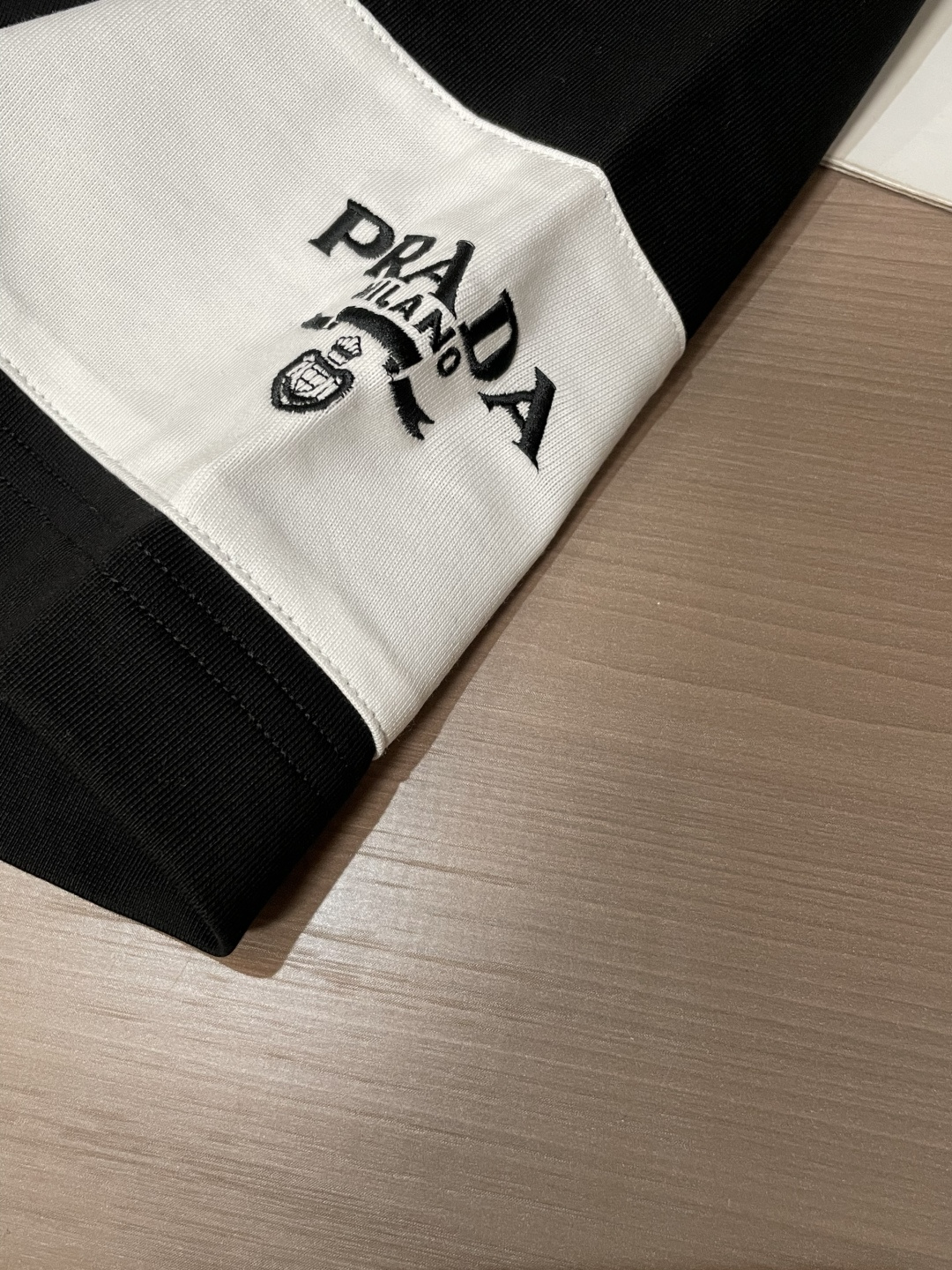 Prad 2026春夏新款首发专柜最新款短袖圆领T恤 高端订制 设计前卫时尚！品牌logo重工艺设计 高