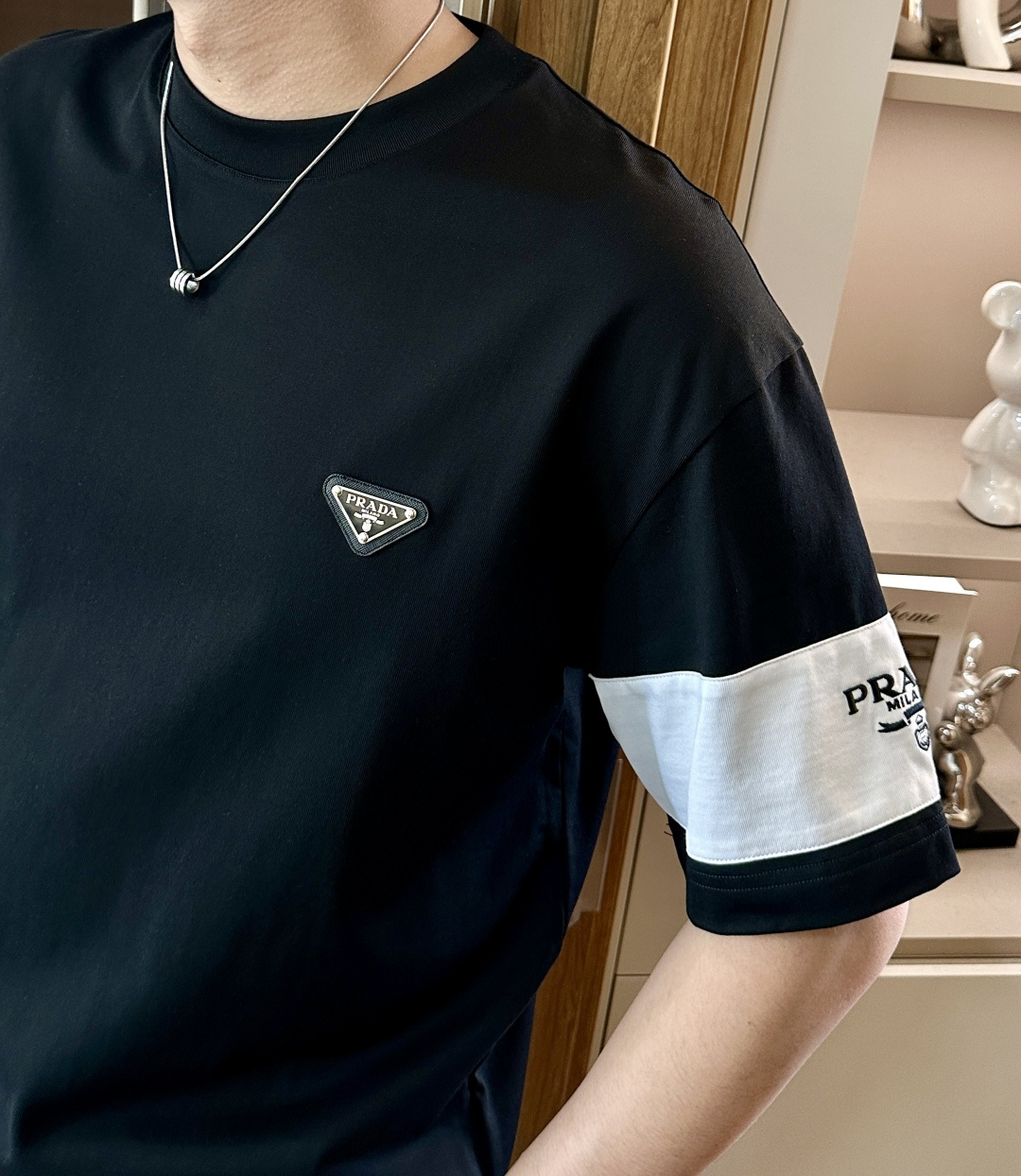 Prad 2026春夏新款首发专柜最新款短袖圆领T恤 高端订制 设计前卫时尚！品牌logo重工艺设计 高