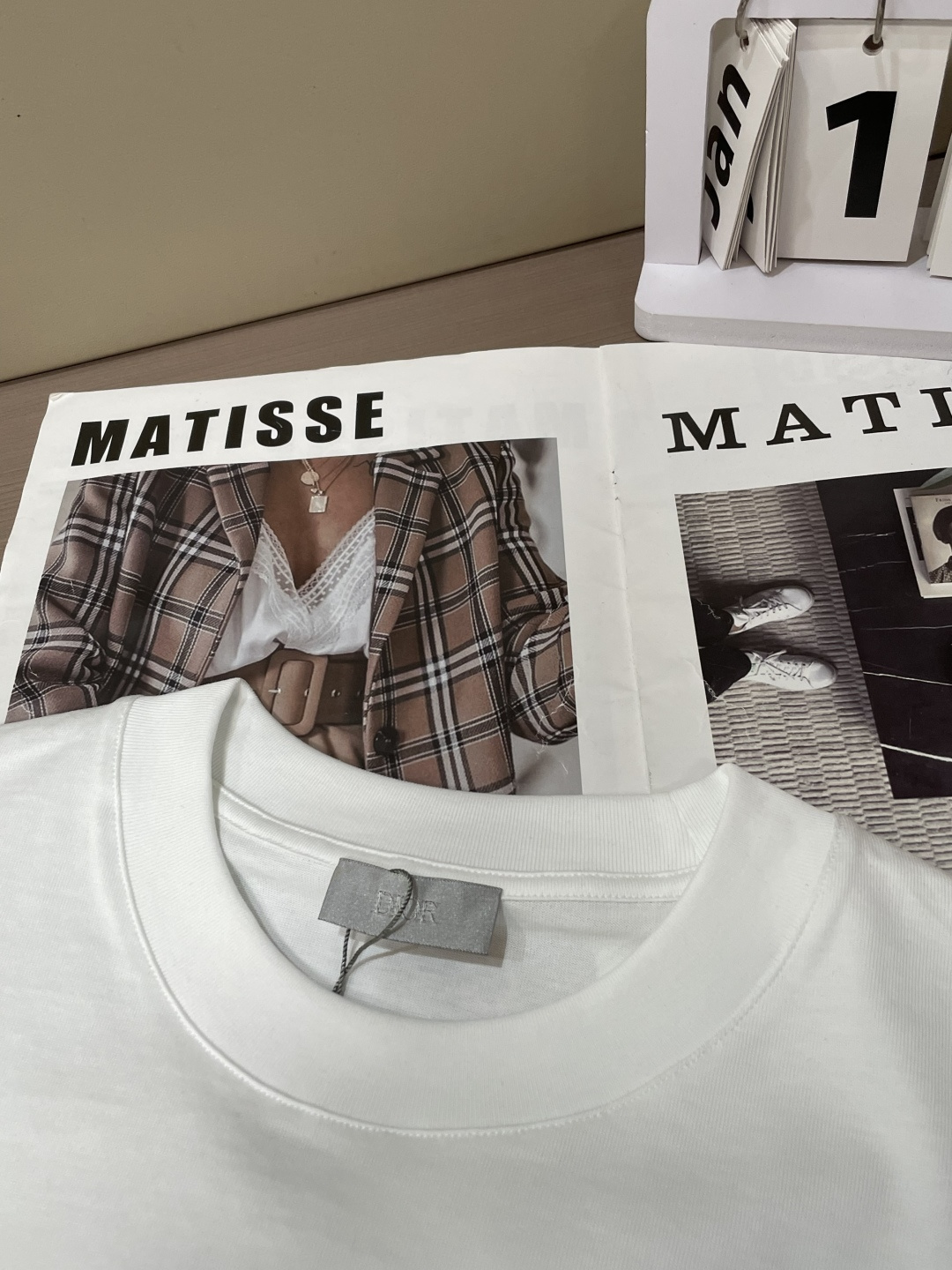 D奥 2026春夏新款首发专柜最新款短袖圆领T恤 高端订制 设计前卫时尚！品牌logo重工艺设计 高端定