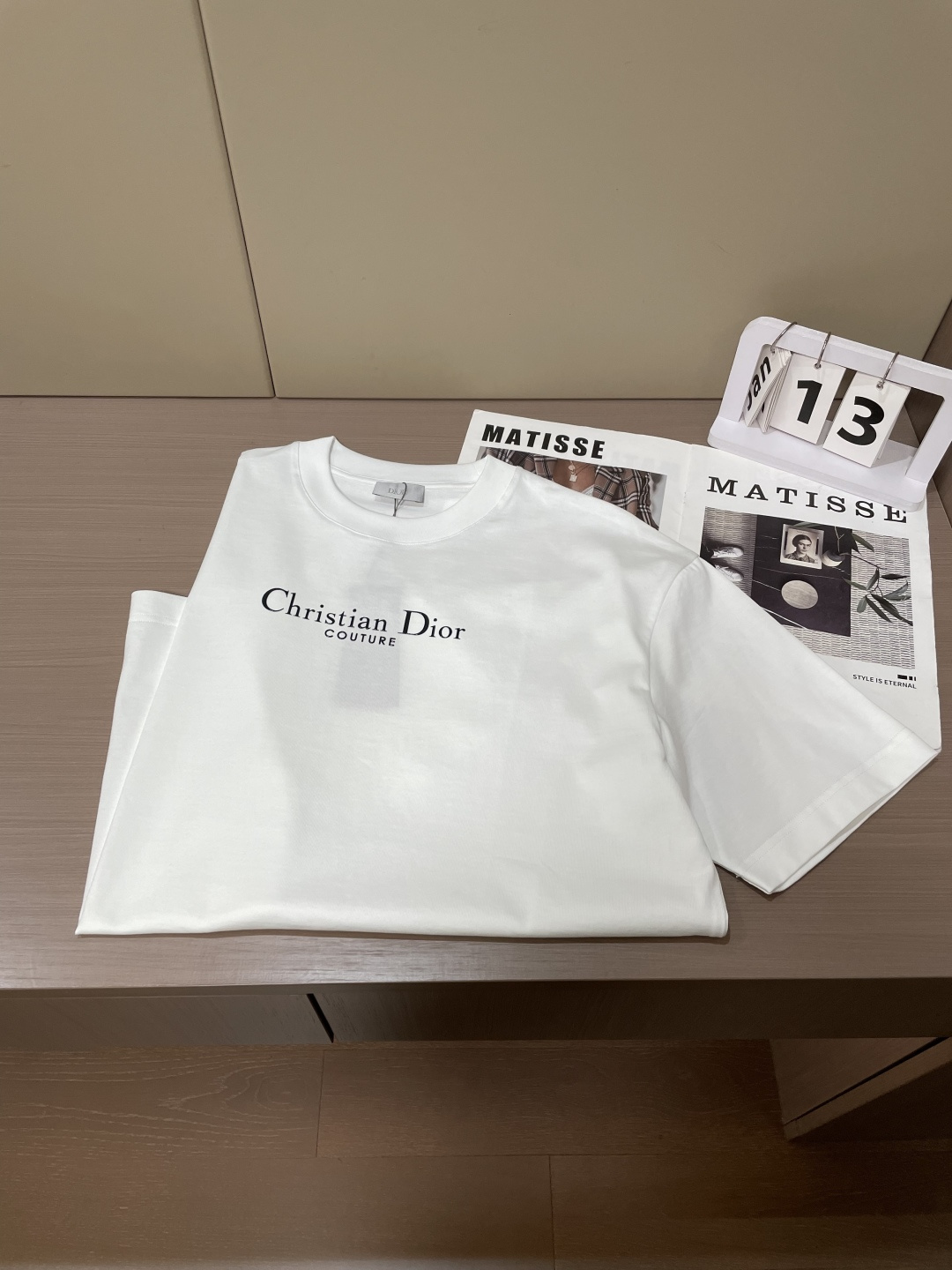 D奥 2026春夏新款首发专柜最新款短袖圆领T恤 高端订制 设计前卫时尚！品牌logo重工艺设计 高端定