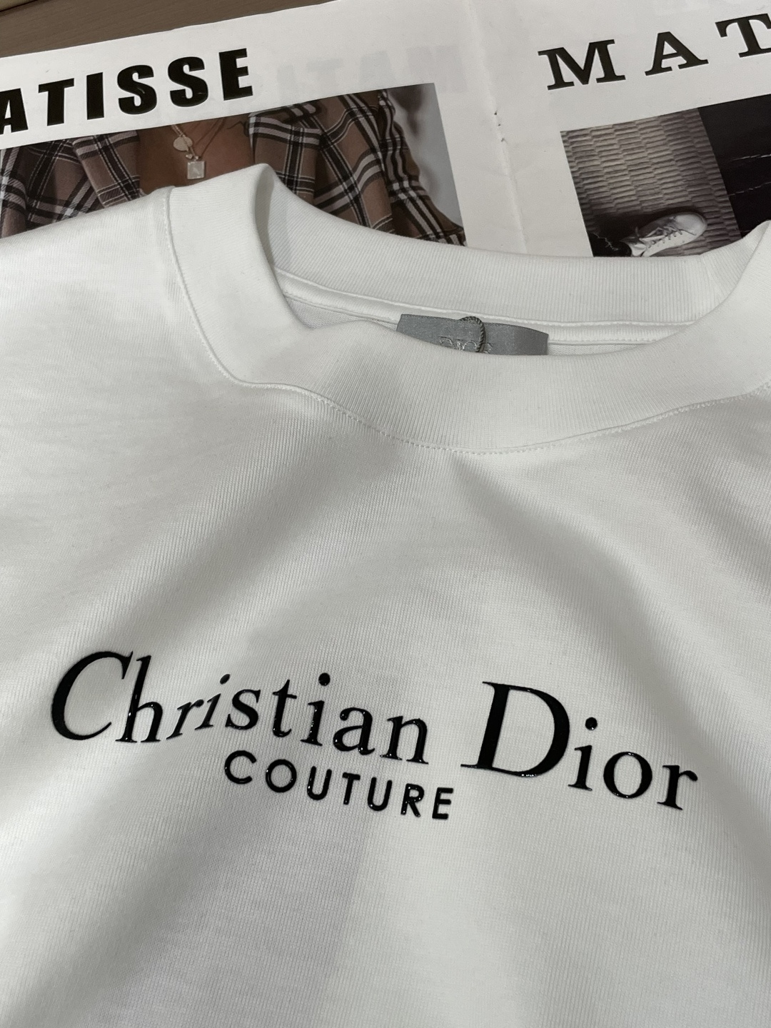 D奥 2026春夏新款首发专柜最新款短袖圆领T恤 高端订制 设计前卫时尚！品牌logo重工艺设计 高端定