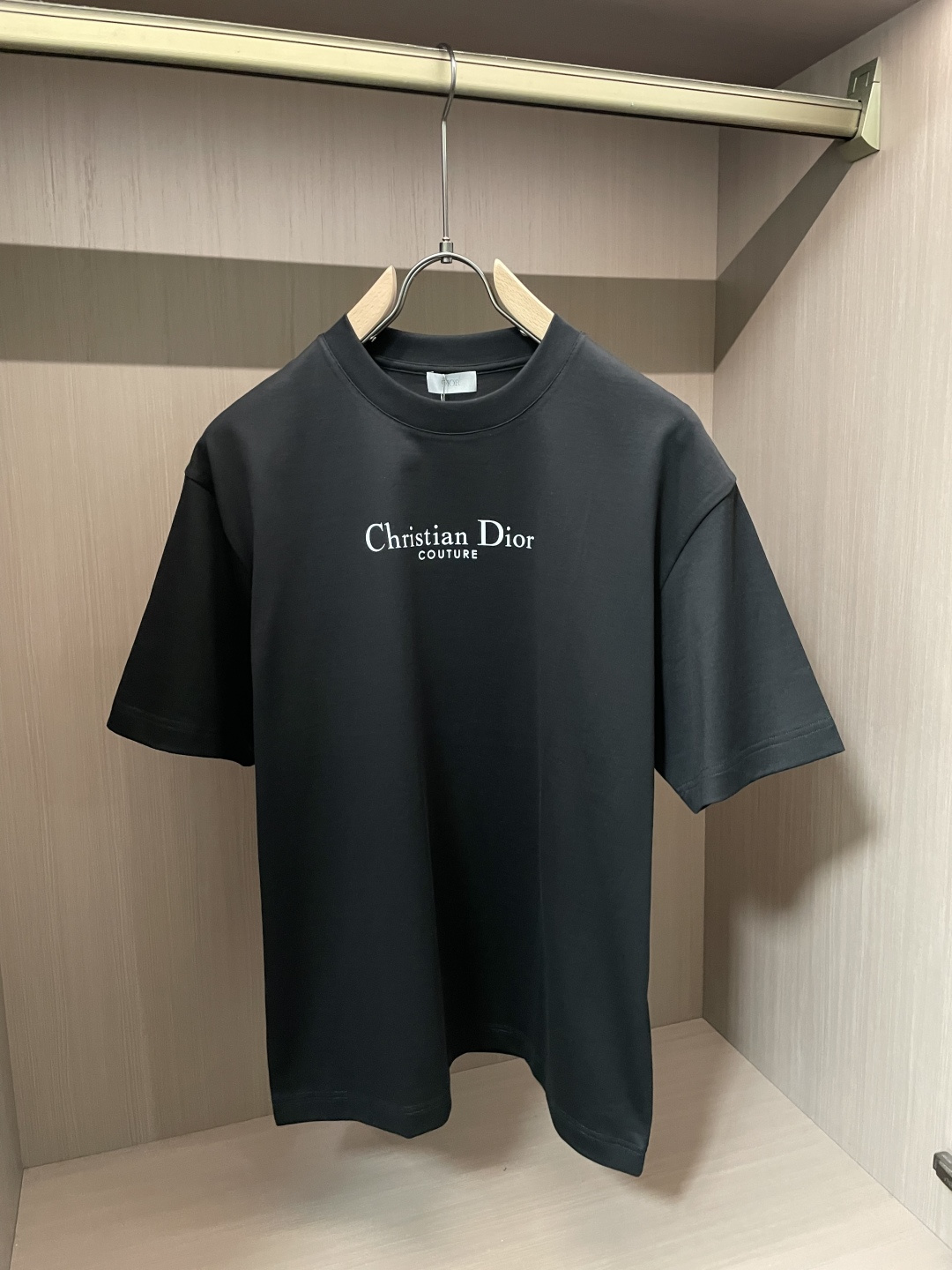 D奥 2026春夏新款首发专柜最新款短袖圆领T恤 高端订制 设计前卫时尚！品牌logo重工艺设计 高端定