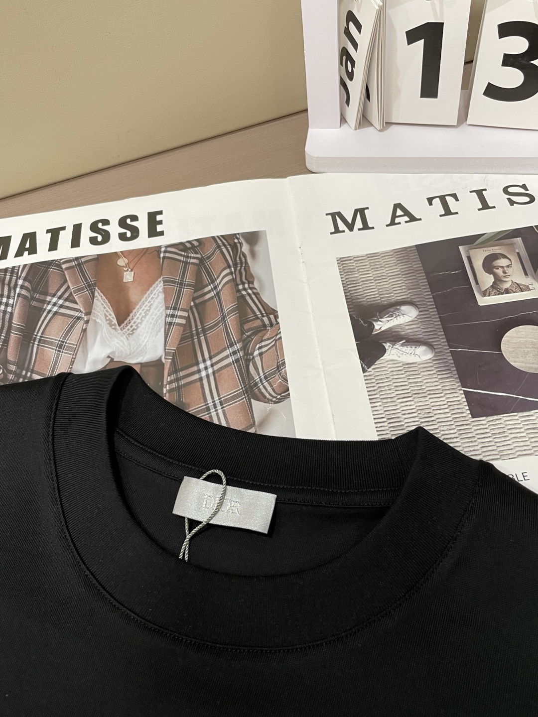 D奥 2026春夏新款首发专柜最新款短袖圆领T恤 高端订制 设计前卫时尚！品牌logo重工艺设计 高端定