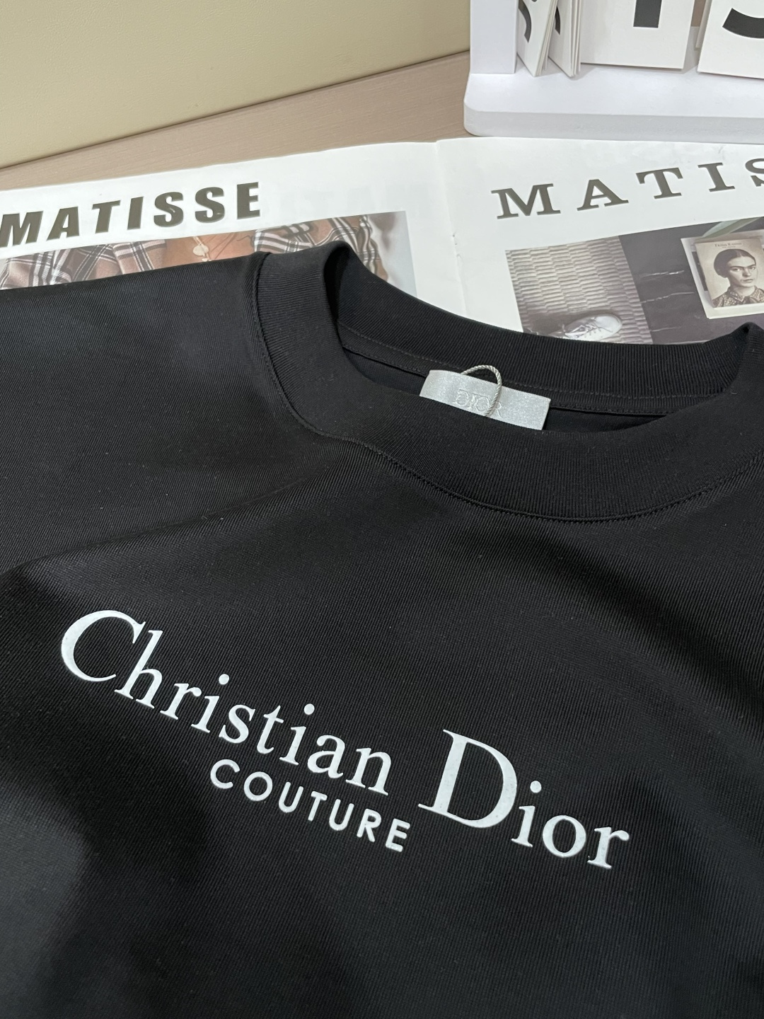 D奥 2026春夏新款首发专柜最新款短袖圆领T恤 高端订制 设计前卫时尚！品牌logo重工艺设计 高端定