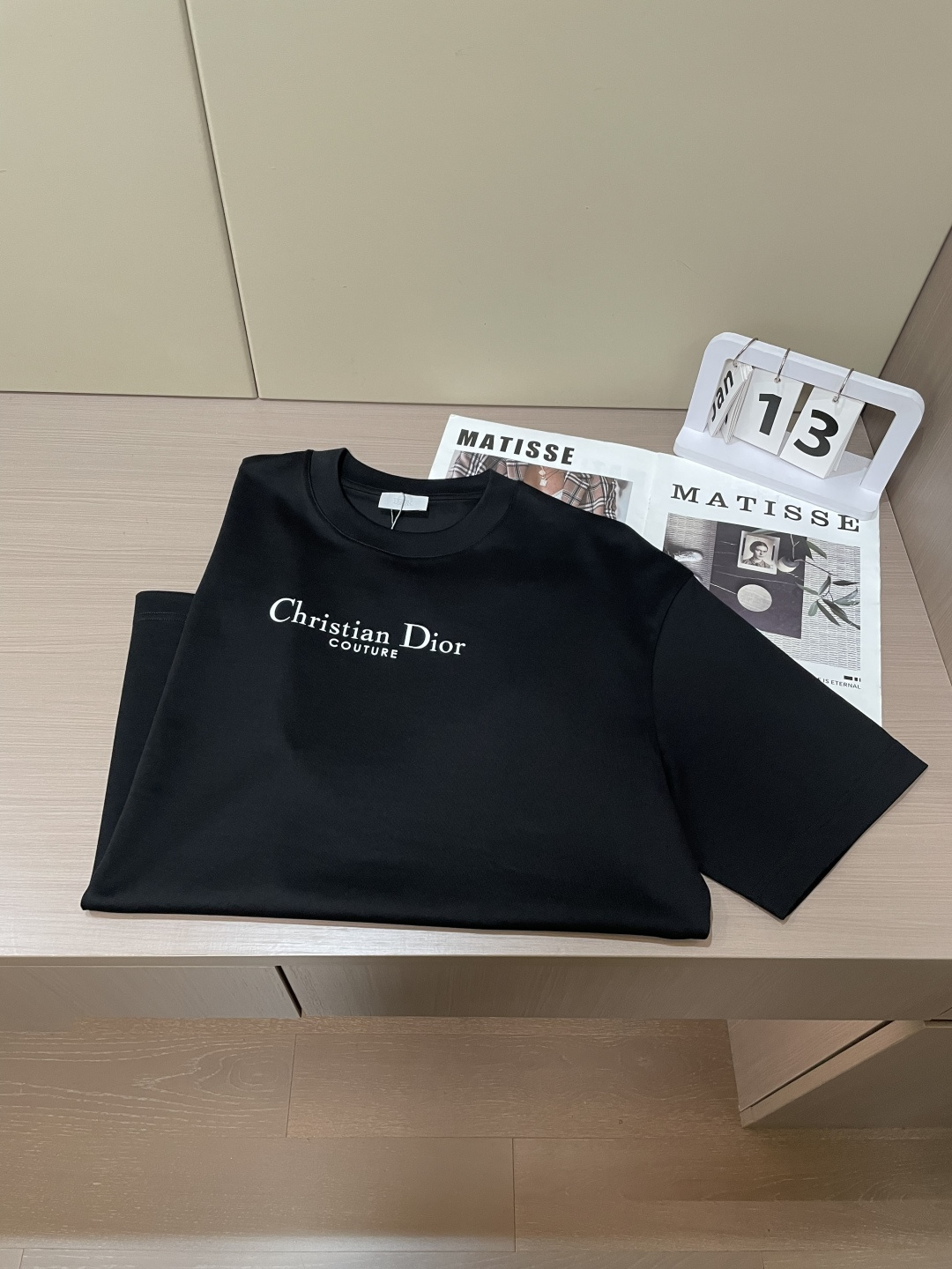 D奥 2026春夏新款首发专柜最新款短袖圆领T恤 高端订制 设计前卫时尚！品牌logo重工艺设计 高端定