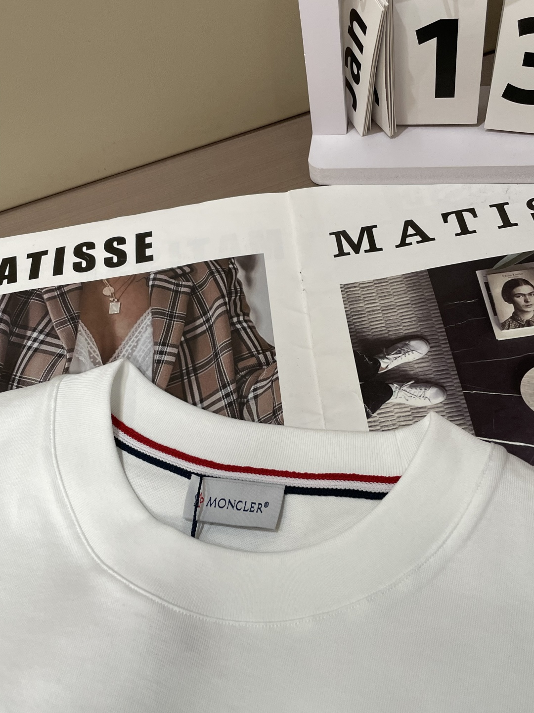 蒙口 2026春夏新款首发专柜最新款短袖圆领T恤 高端订制 设计前卫时尚！品牌logo重工艺设计 高端定