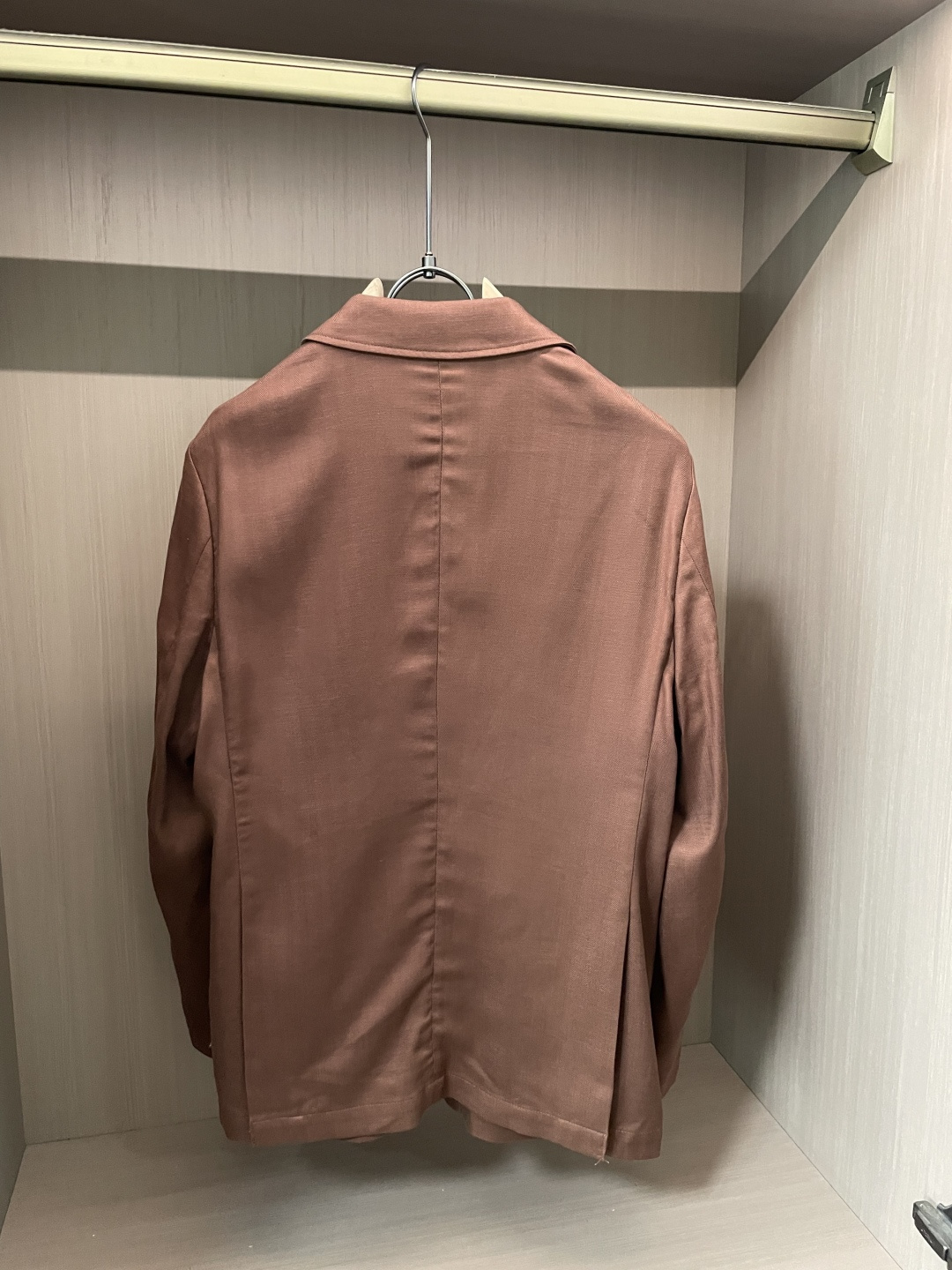 LSS早春新款天丝亚麻混纺人字纹翻领西服，男士金属徽章装饰经典两粒扣商务休闲西装夹克外套！贸易公司渠道稀