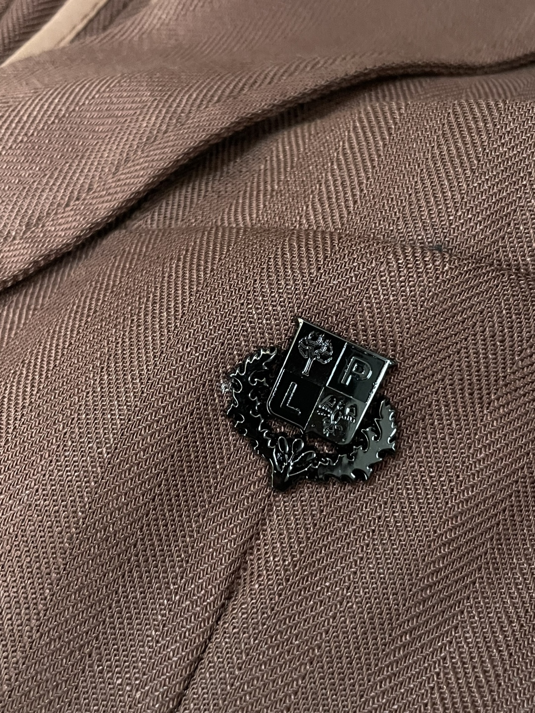 LSS早春新款天丝亚麻混纺人字纹翻领西服，男士金属徽章装饰经典两粒扣商务休闲西装夹克外套！贸易公司渠道稀
