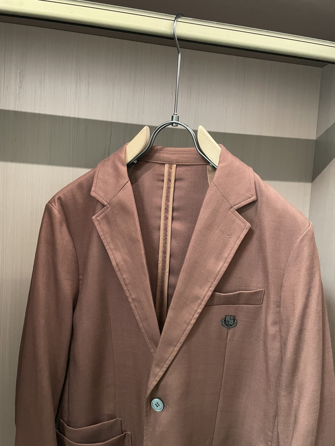 LSS早春新款天丝亚麻混纺人字纹翻领西服，男士金属徽章装饰经典两粒扣商务休闲西装夹克外套！贸易公司渠道稀
