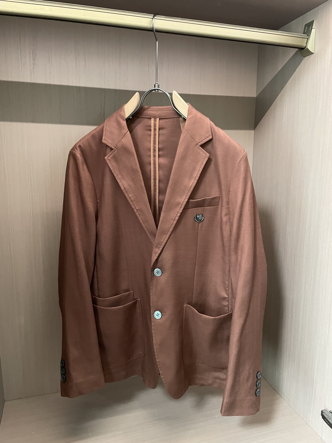 LSS早春新款天丝亚麻混纺人字纹翻领西服，男士金属徽章装饰经典两粒扣商务休闲西装夹克外套！贸易公司渠道稀