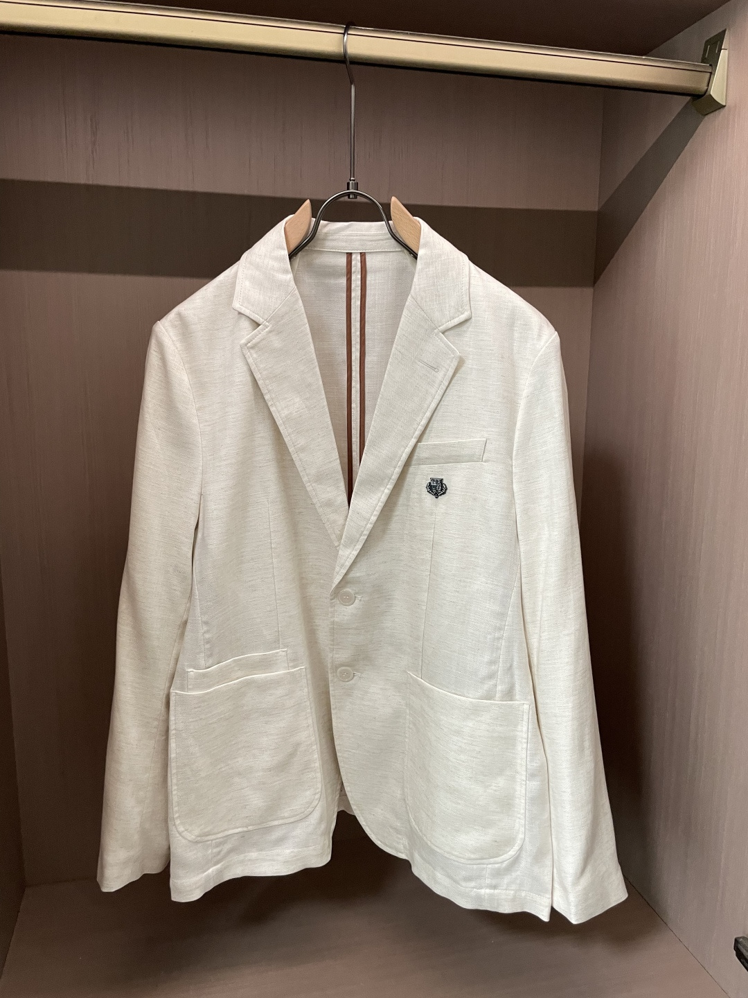 LSS早春新款天丝亚麻混纺人字纹翻领西服，男士金属徽章装饰经典两粒扣商务休闲西装夹克外套！贸易公司渠道稀