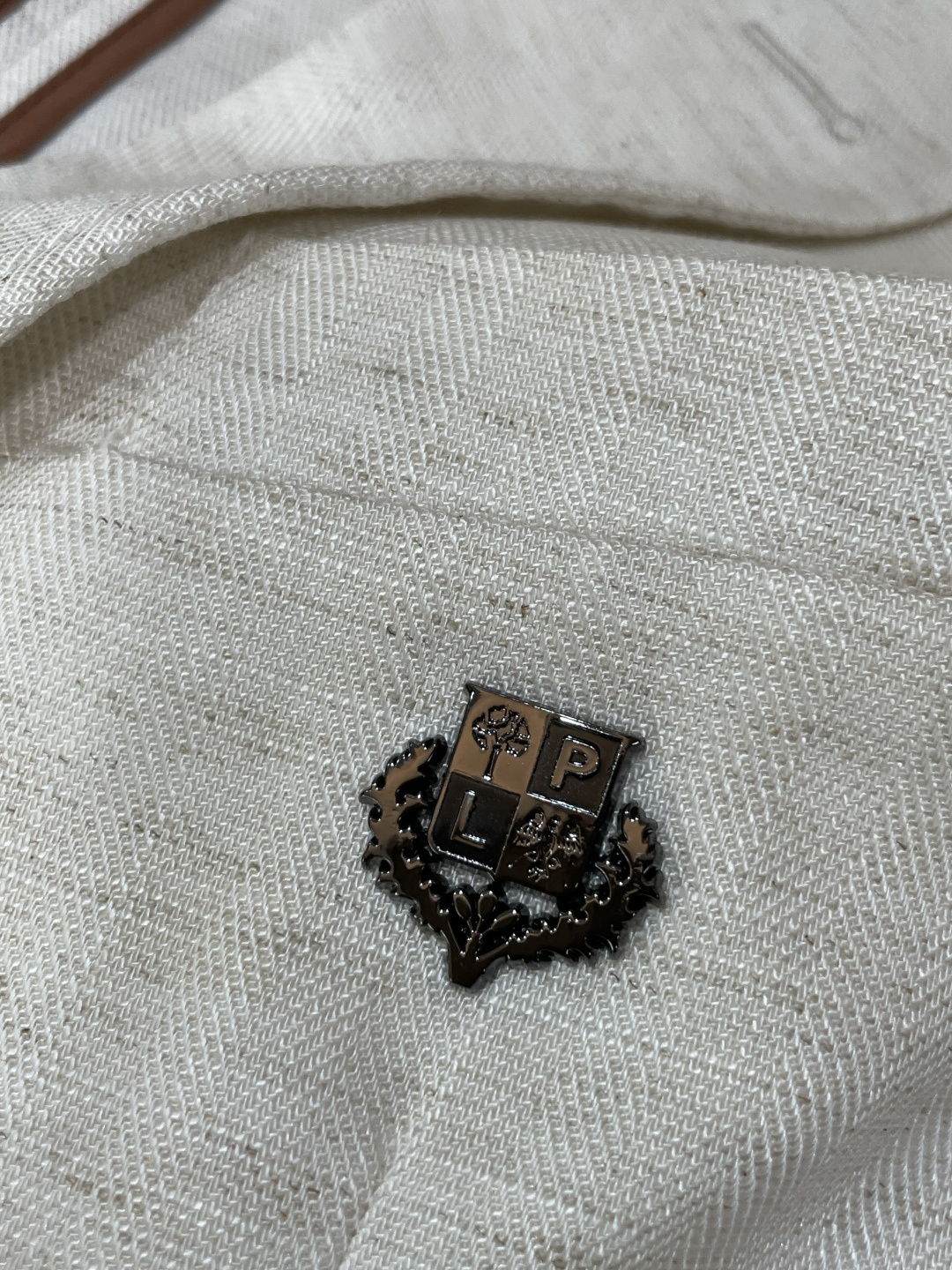 LSS早春新款天丝亚麻混纺人字纹翻领西服，男士金属徽章装饰经典两粒扣商务休闲西装夹克外套！贸易公司渠道稀