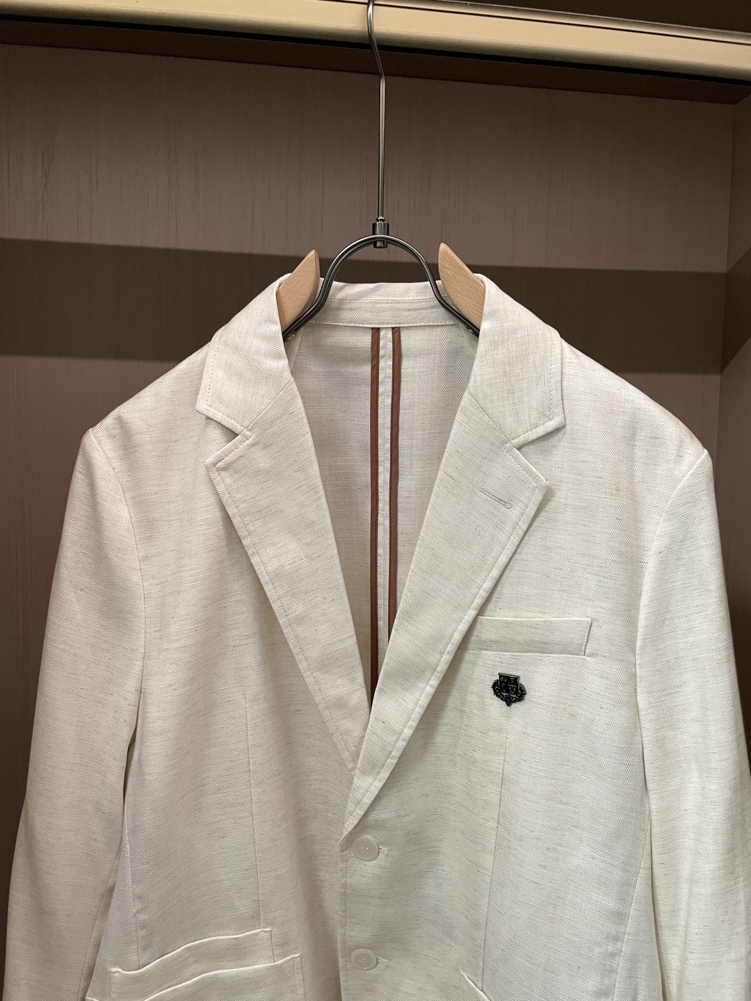 LSS早春新款天丝亚麻混纺人字纹翻领西服，男士金属徽章装饰经典两粒扣商务休闲西装夹克外套！贸易公司渠道稀