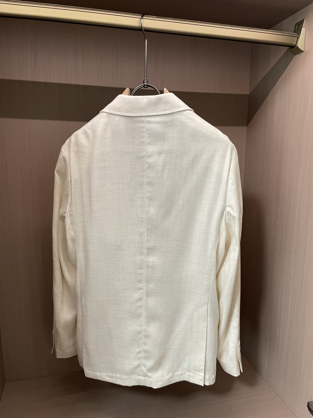 LSS早春新款天丝亚麻混纺人字纹翻领西服，男士金属徽章装饰经典两粒扣商务休闲西装夹克外套！贸易公司渠道稀