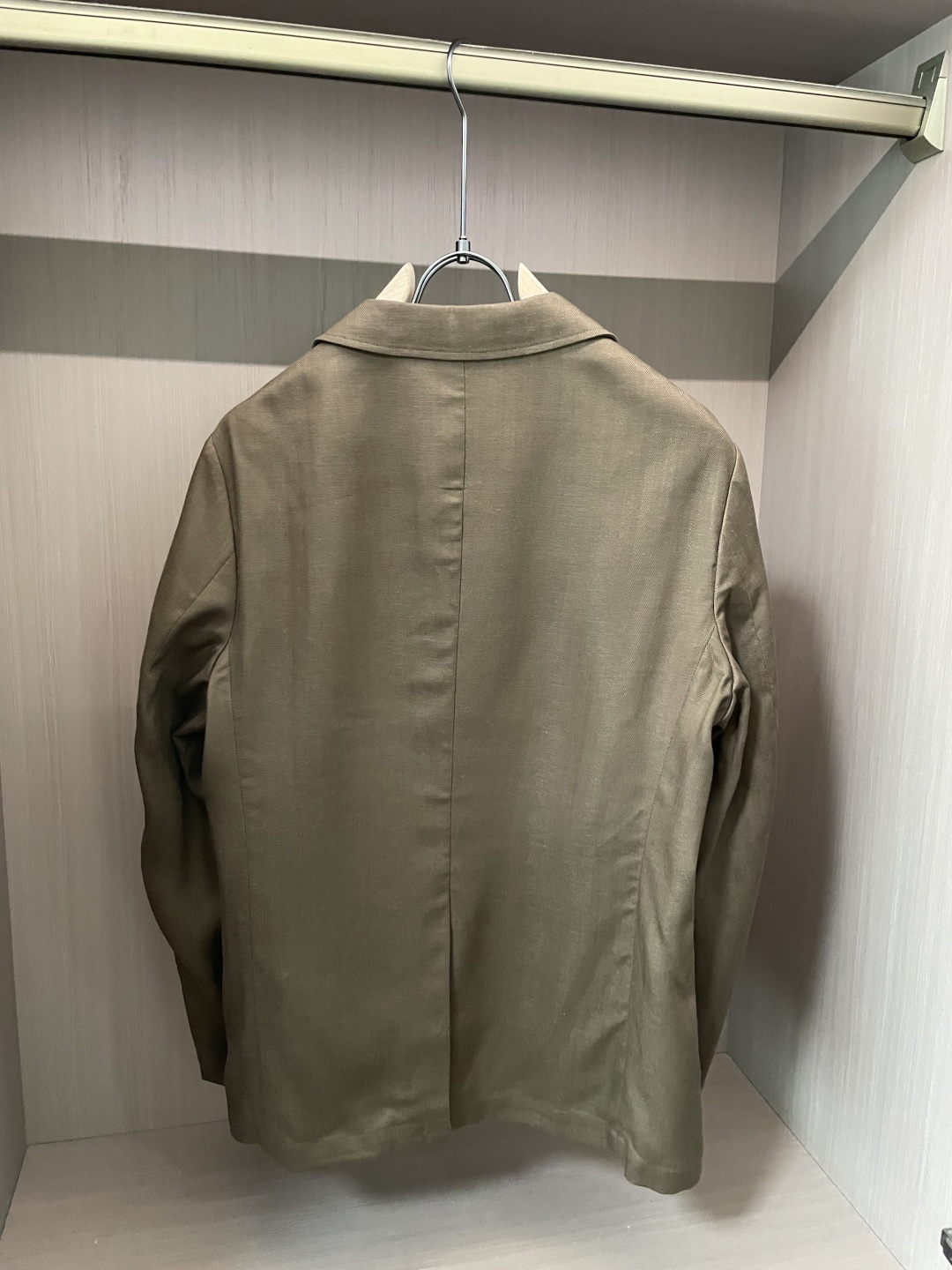 LSS早春新款天丝亚麻混纺人字纹翻领西服，男士经典徽章刺绣经典两粒扣商务休闲西装夹克外套！贸易公司渠道稀