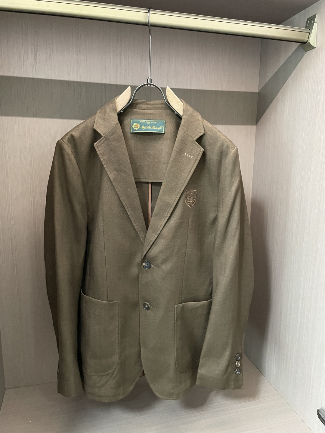 LSS早春新款天丝亚麻混纺人字纹翻领西服，男士经典徽章刺绣经典两粒扣商务休闲西装夹克外套！贸易公司渠道稀