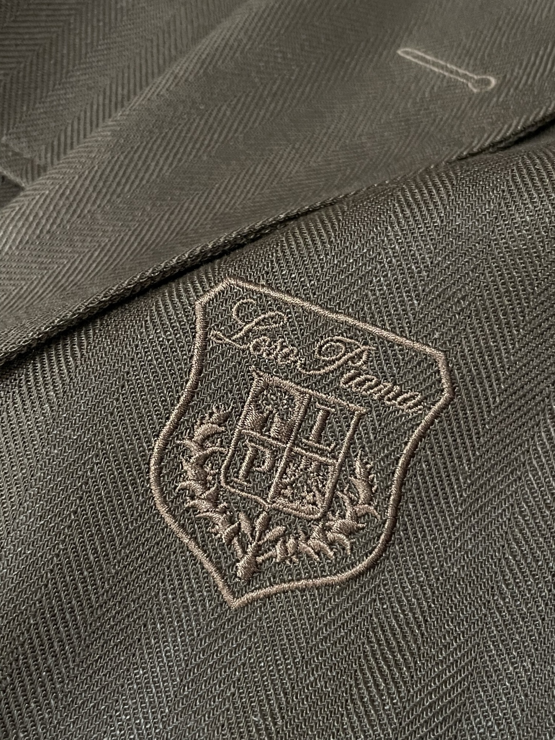 LSS早春新款天丝亚麻混纺人字纹翻领西服，男士经典徽章刺绣经典两粒扣商务休闲西装夹克外套！贸易公司渠道稀