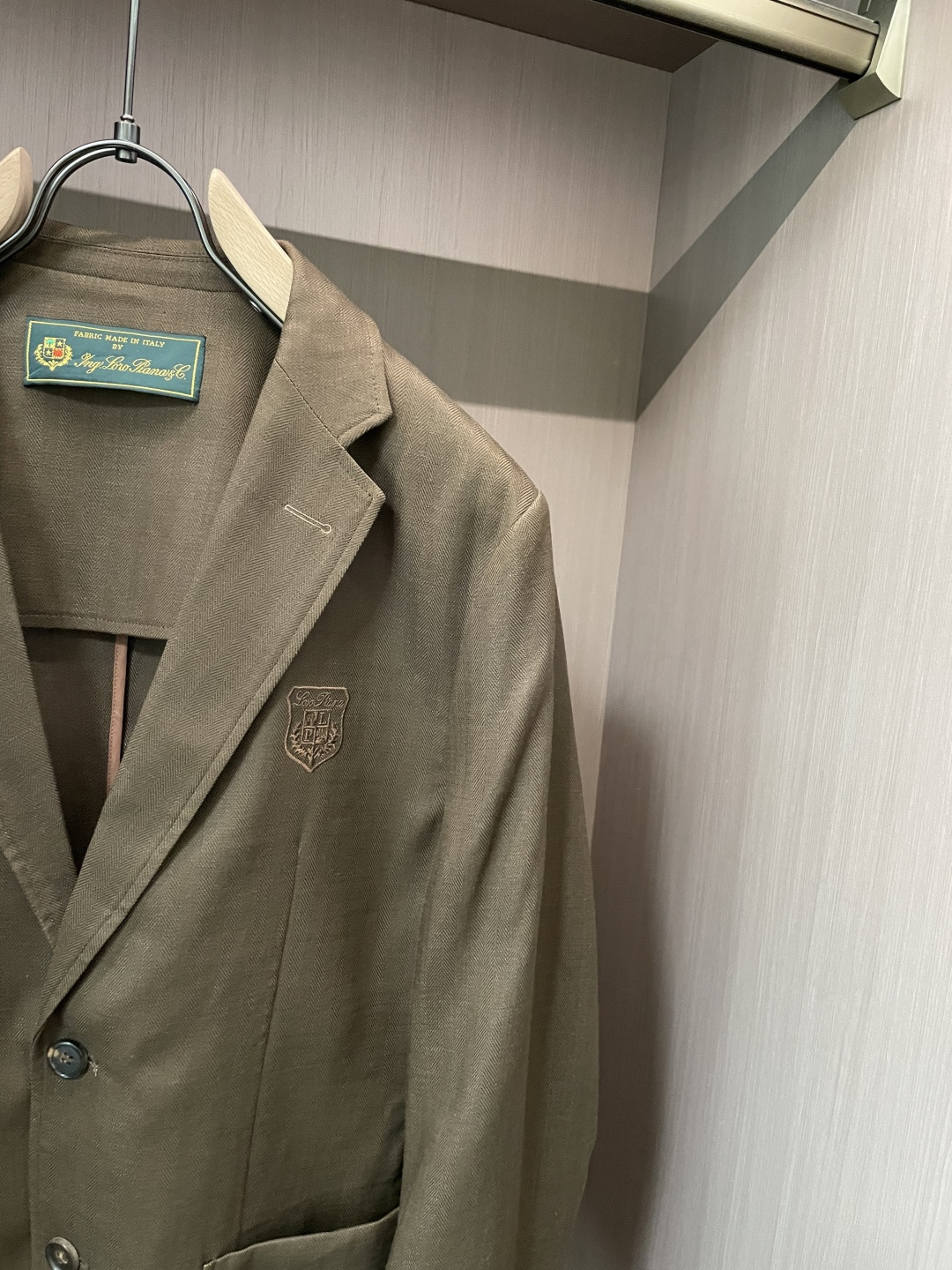 LSS早春新款天丝亚麻混纺人字纹翻领西服，男士经典徽章刺绣经典两粒扣商务休闲西装夹克外套！贸易公司渠道稀