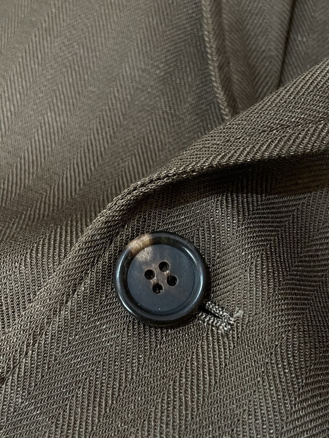 LSS早春新款天丝亚麻混纺人字纹翻领西服，男士经典徽章刺绣经典两粒扣商务休闲西装夹克外套！贸易公司渠道稀