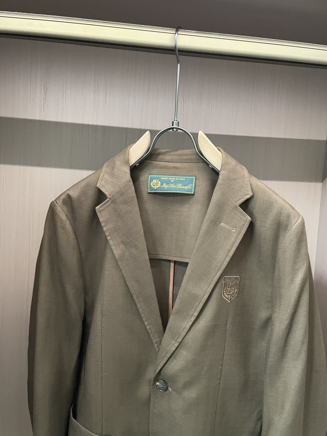 LSS早春新款天丝亚麻混纺人字纹翻领西服，男士经典徽章刺绣经典两粒扣商务休闲西装夹克外套！贸易公司渠道稀