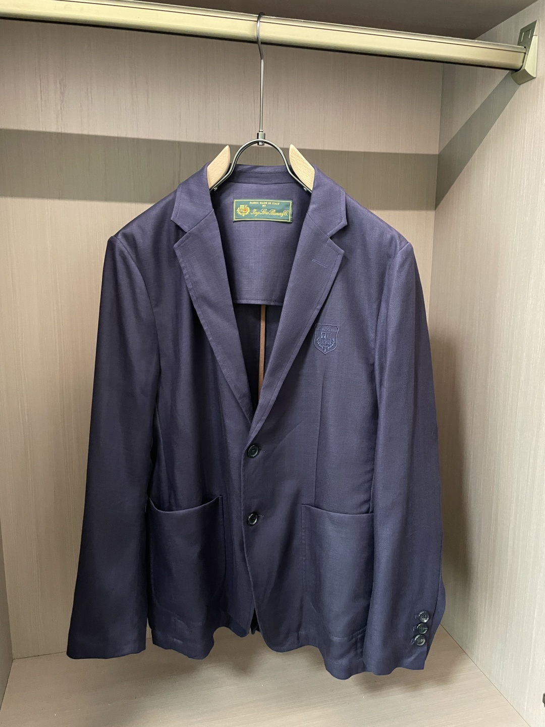 LSS早春新款天丝亚麻混纺人字纹翻领西服，男士经典徽章刺绣经典两粒扣商务休闲西装夹克外套！贸易公司渠道稀