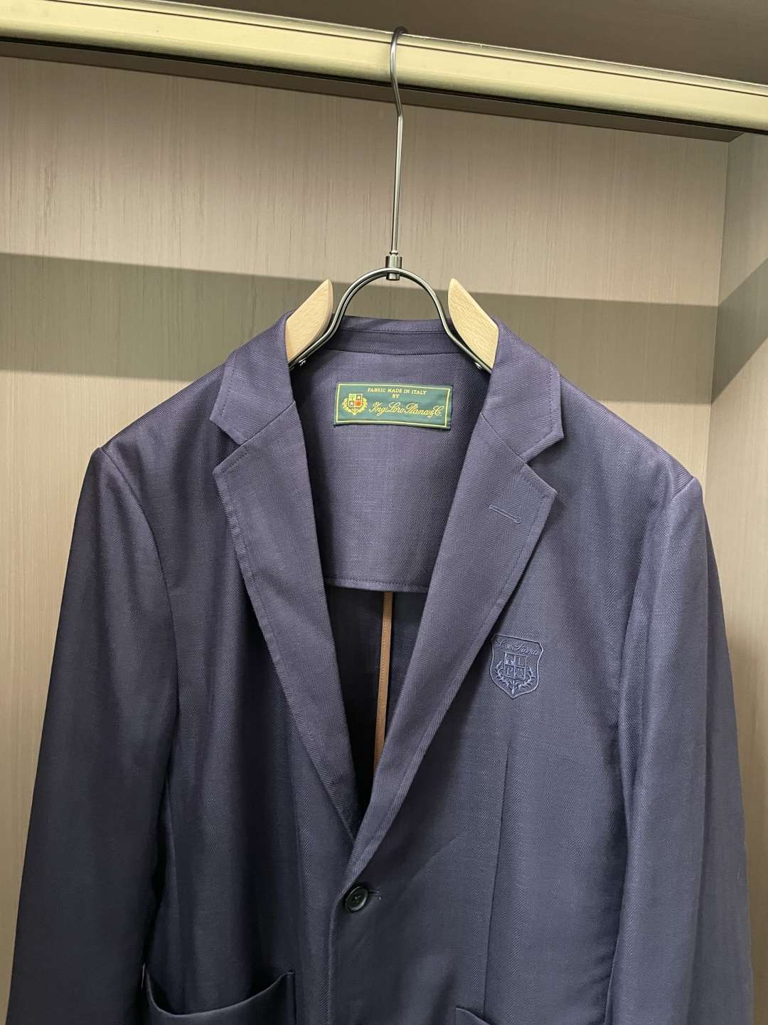 LSS早春新款天丝亚麻混纺人字纹翻领西服，男士经典徽章刺绣经典两粒扣商务休闲西装夹克外套！贸易公司渠道稀