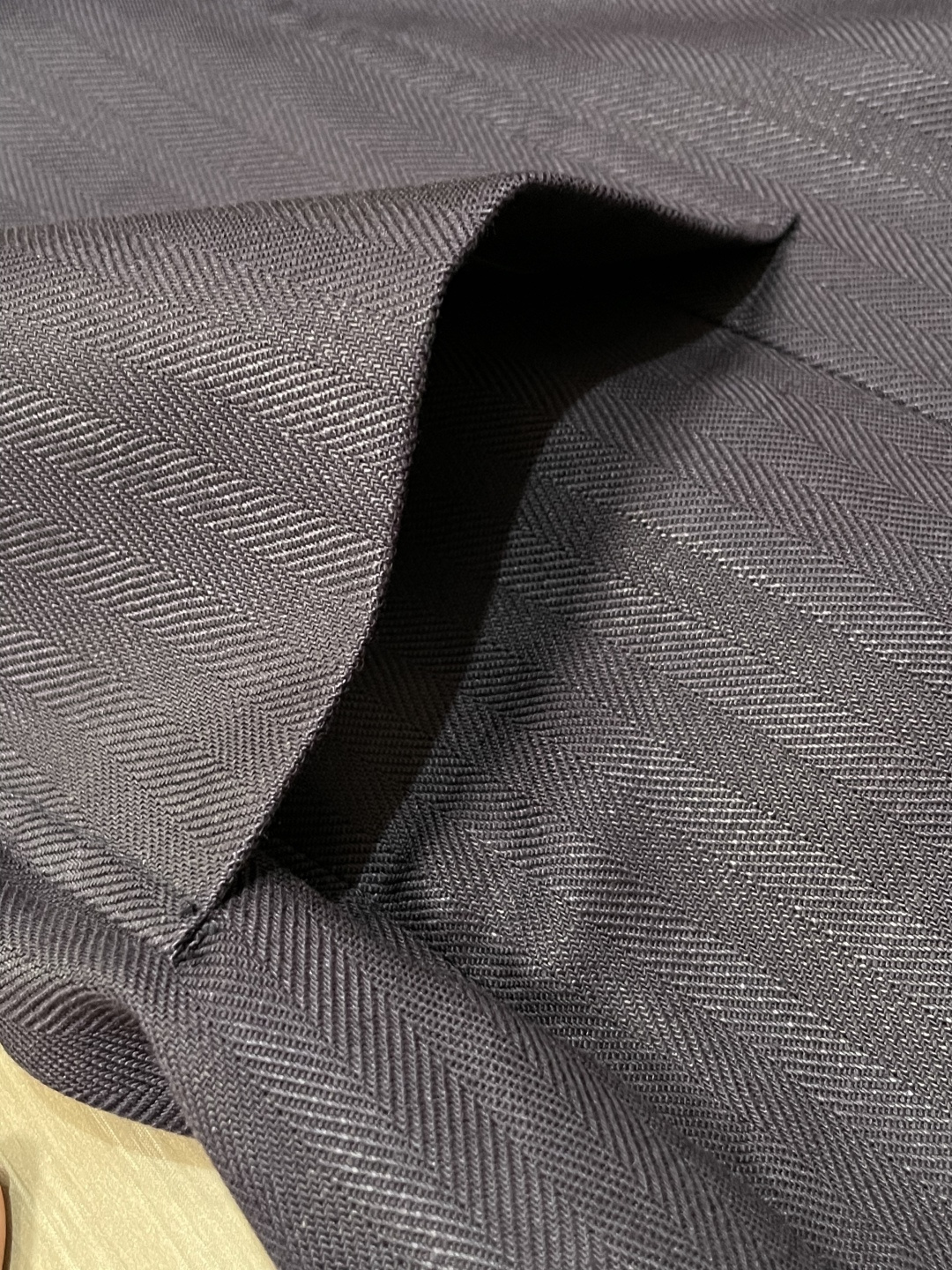 LSS早春新款天丝亚麻混纺人字纹翻领西服，男士经典徽章刺绣经典两粒扣商务休闲西装夹克外套！贸易公司渠道稀
