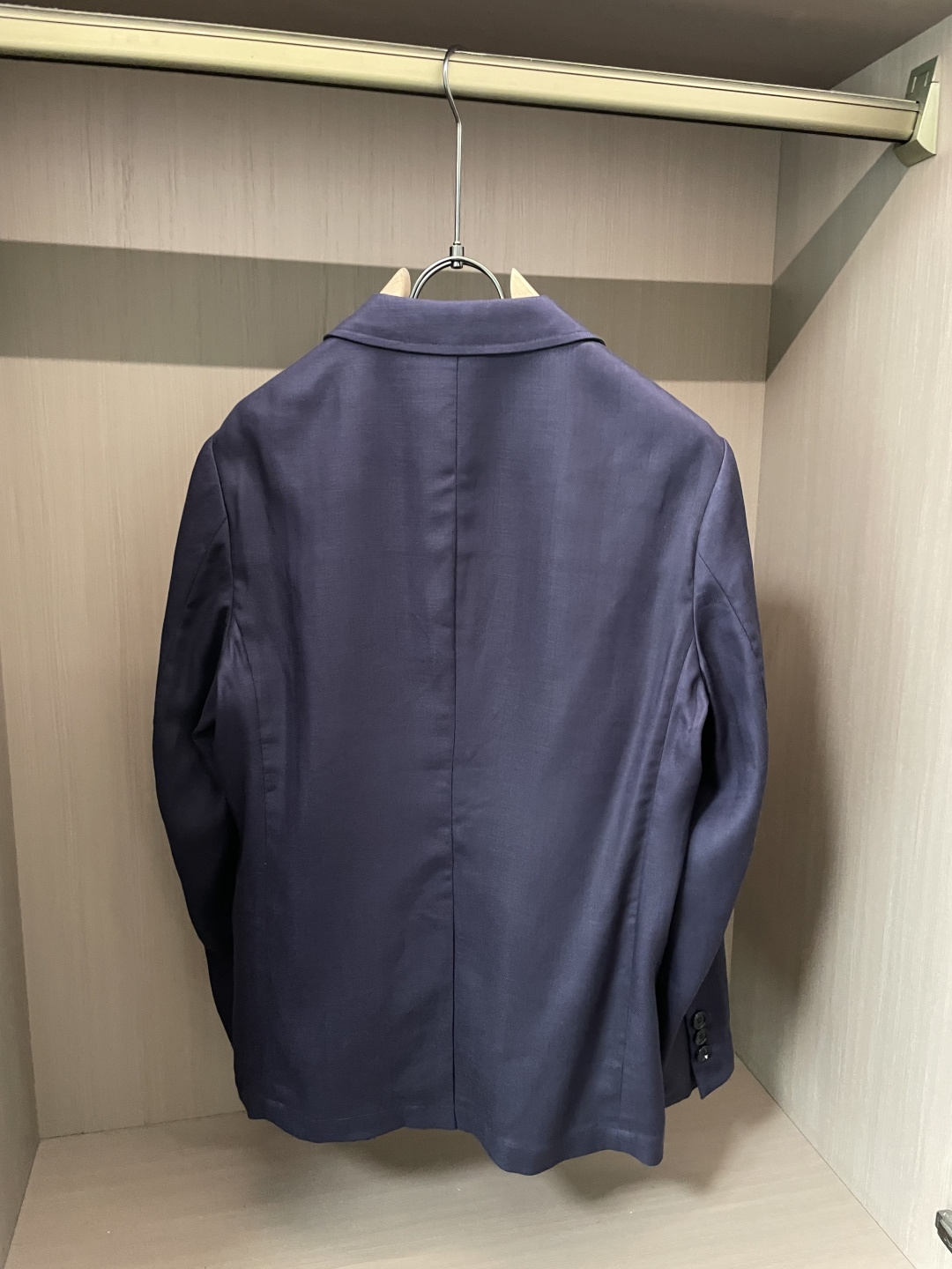 LSS早春新款天丝亚麻混纺人字纹翻领西服，男士经典徽章刺绣经典两粒扣商务休闲西装夹克外套！贸易公司渠道稀