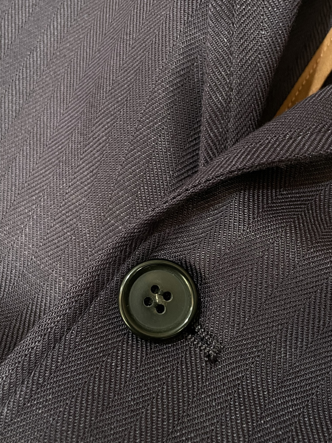 LSS早春新款天丝亚麻混纺人字纹翻领西服，男士经典徽章刺绣经典两粒扣商务休闲西装夹克外套！贸易公司渠道稀