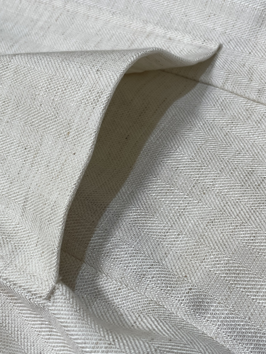 LSS早春新款天丝亚麻混纺人字纹翻领西服，男士经典徽章刺绣经典两粒扣商务休闲西装夹克外套！贸易公司渠道稀