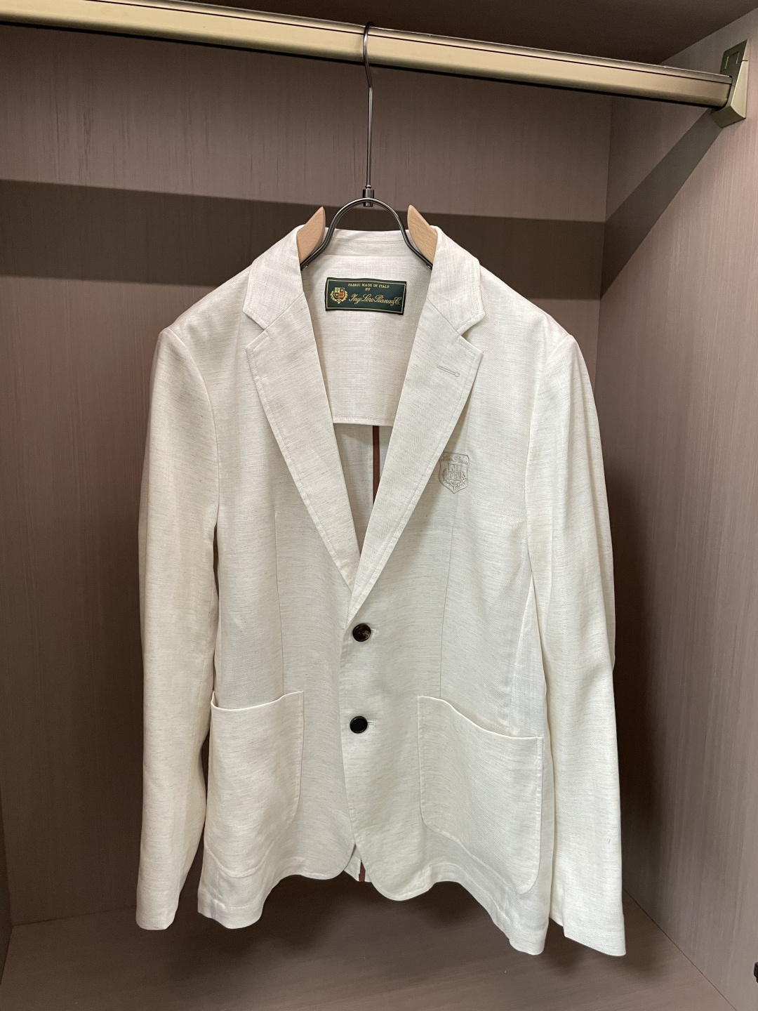 LSS早春新款天丝亚麻混纺人字纹翻领西服，男士经典徽章刺绣经典两粒扣商务休闲西装夹克外套！贸易公司渠道稀