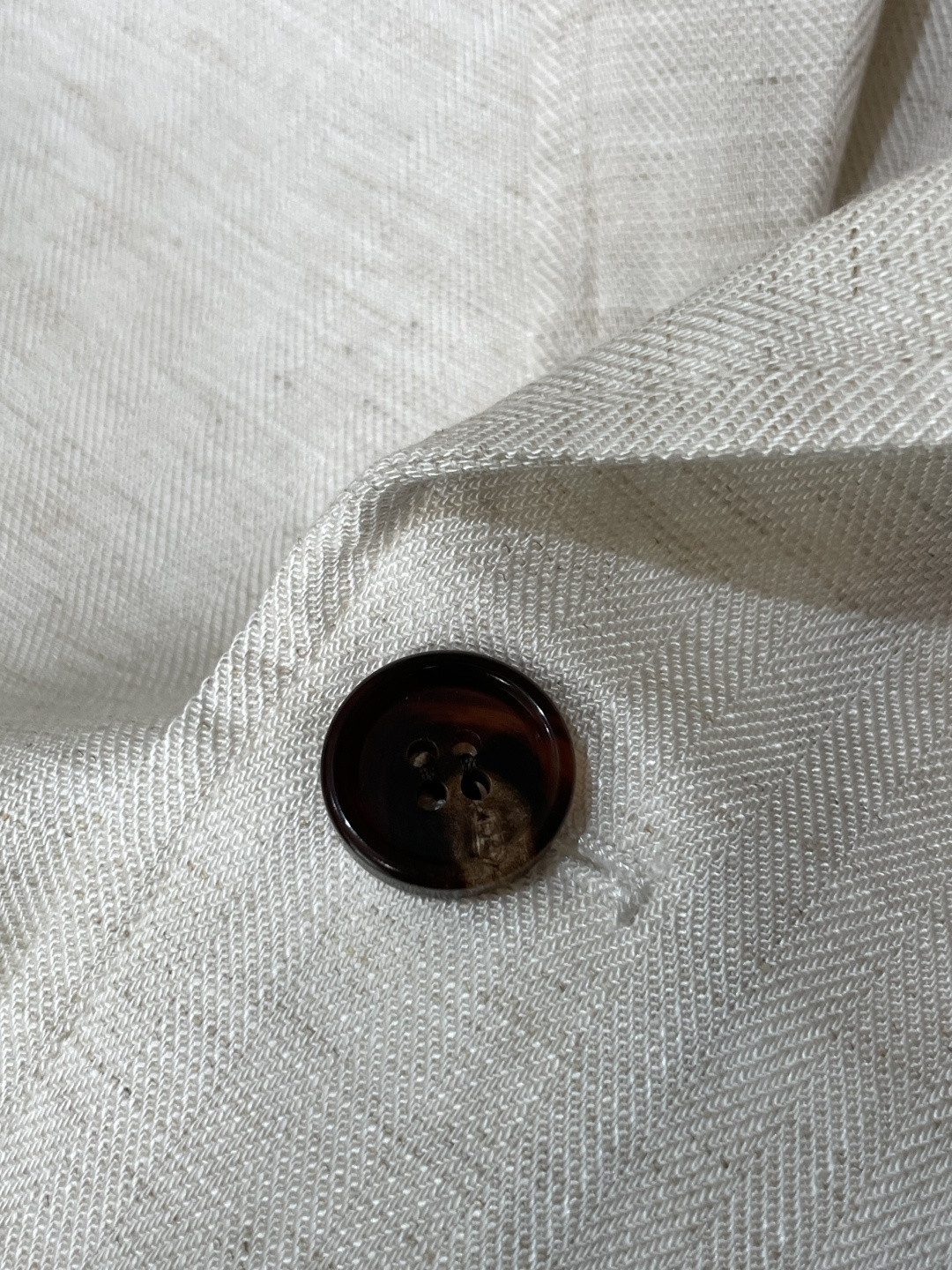 LSS早春新款天丝亚麻混纺人字纹翻领西服，男士经典徽章刺绣经典两粒扣商务休闲西装夹克外套！贸易公司渠道稀